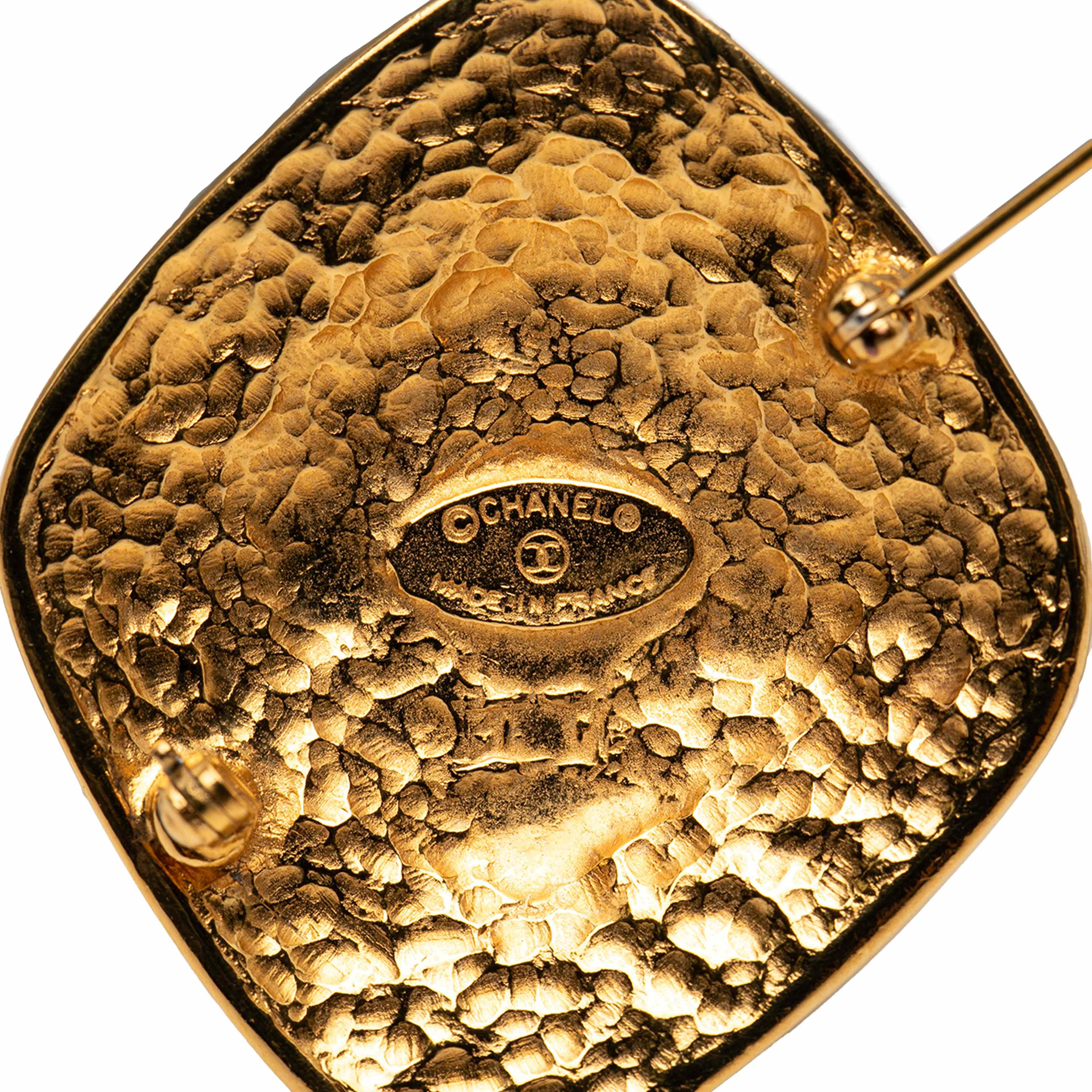 Chanel Cc Gold Plated Diamond Byzantine Brooch, från Luxclusif, i färgen gold. Klicka för att öppna bilden i stort format