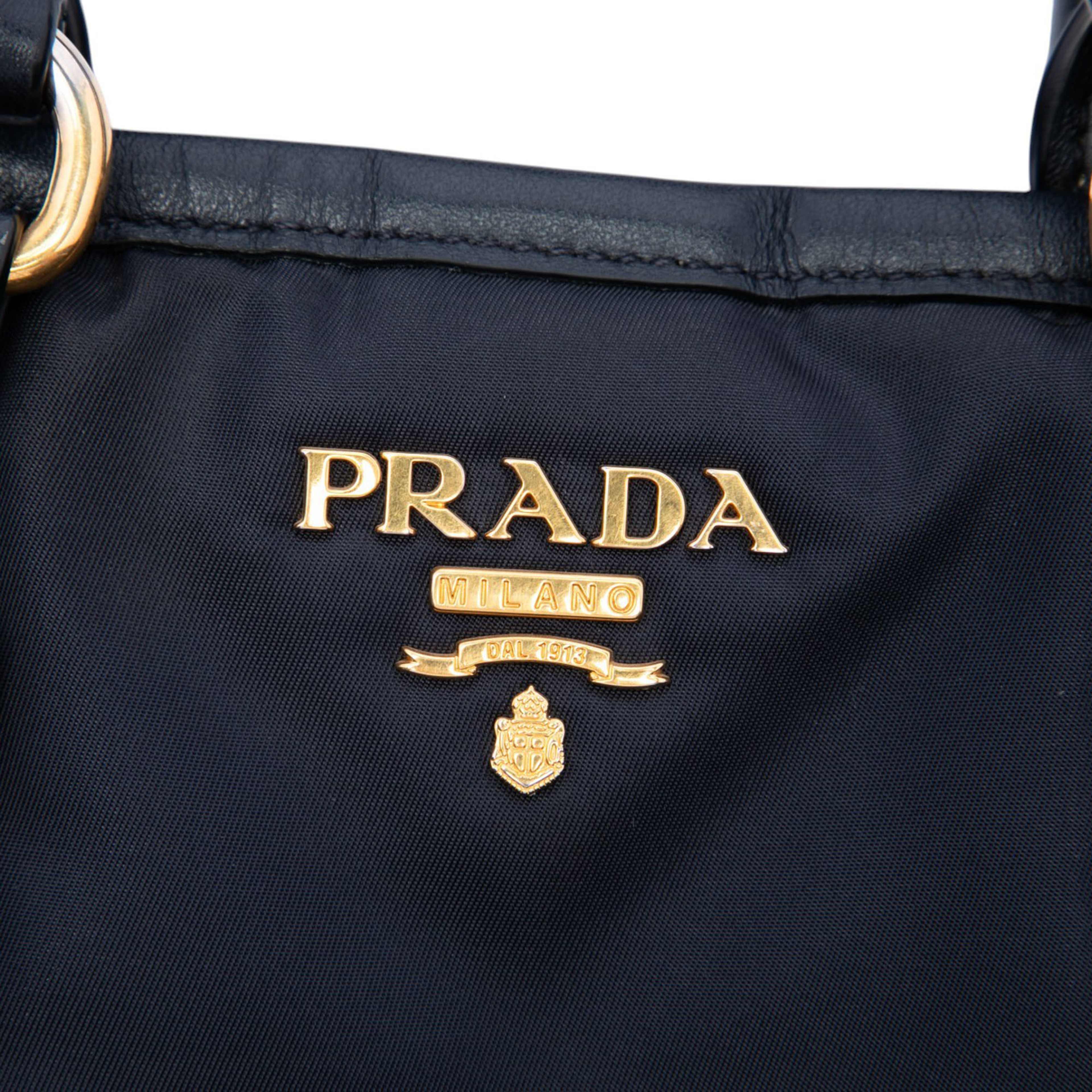 Prada Soft Calf Trimmed Tessuto Satchel, från Luxclusif, i färgen svart. Klicka för att öppna bilden i stort format