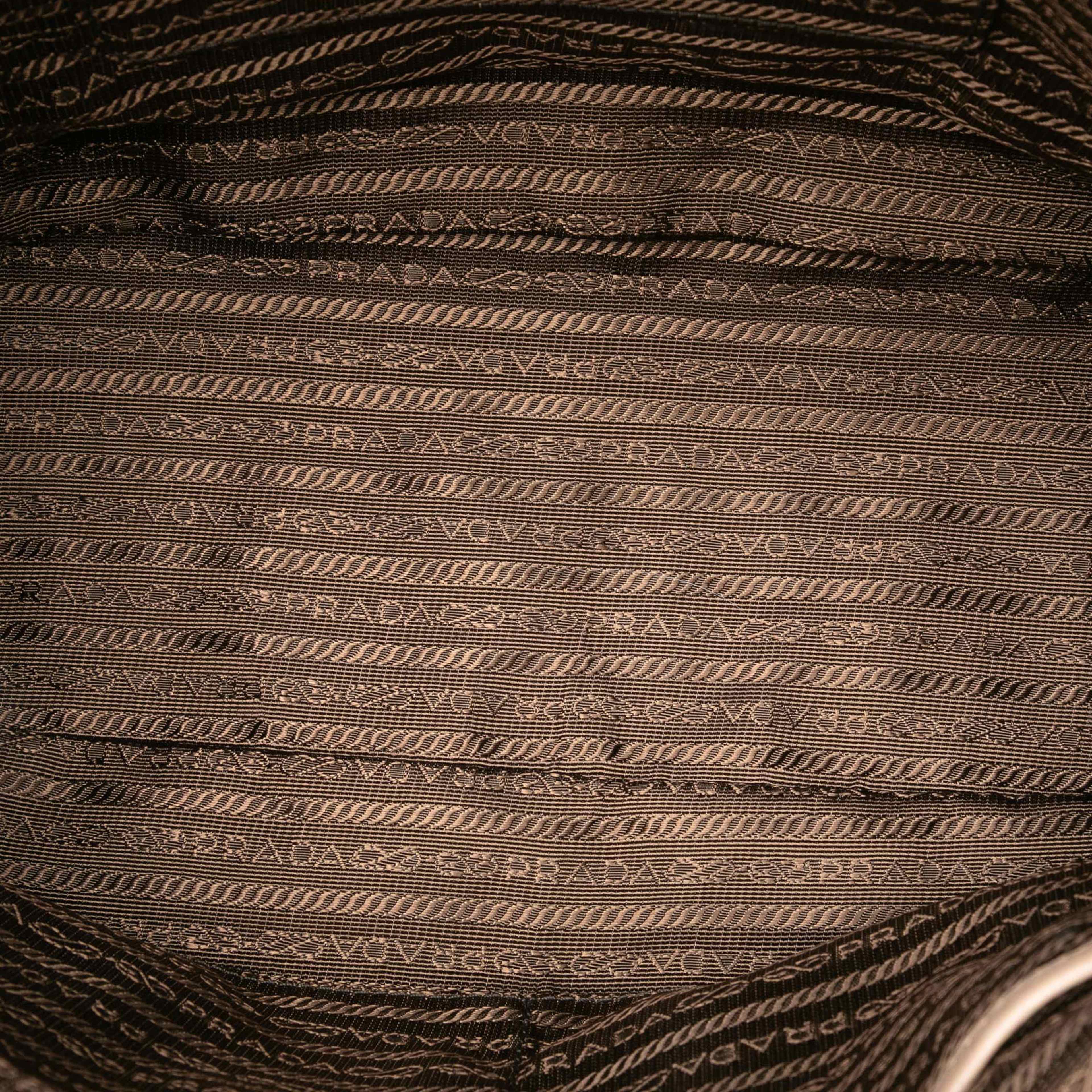 Prada Nappa Gaufre Satchel, från Luxclusif, i färgen beige. Klicka för att öppna bilden i stort format