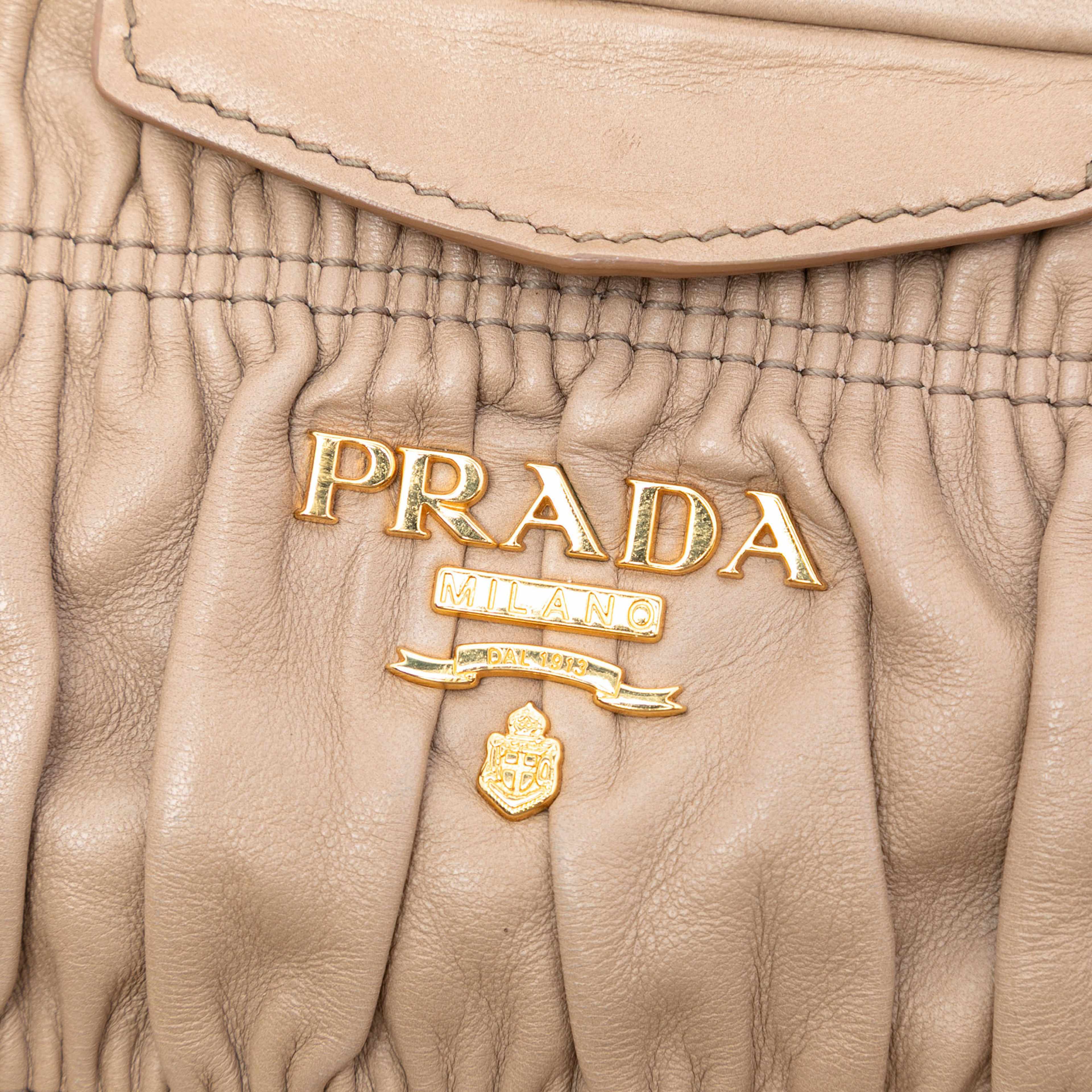 Prada Nappa Gaufre Satchel, från Luxclusif, i färgen beige. Klicka för att öppna bilden i stort format