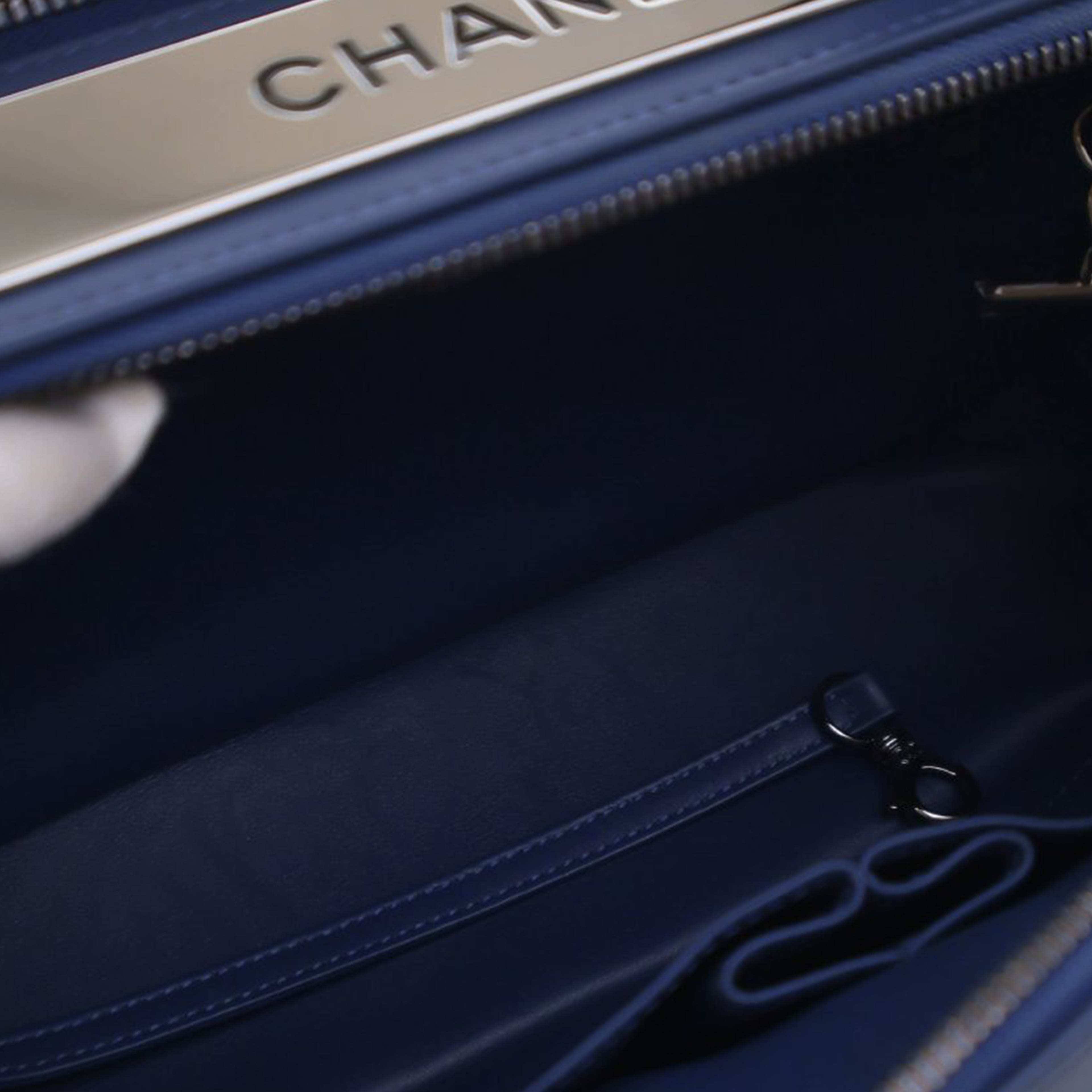 Chanel Medium Calfskin Trendy Cc Bowling Bag, från Luxclusif, i färgen blue. Klicka för att öppna bilden i stort format