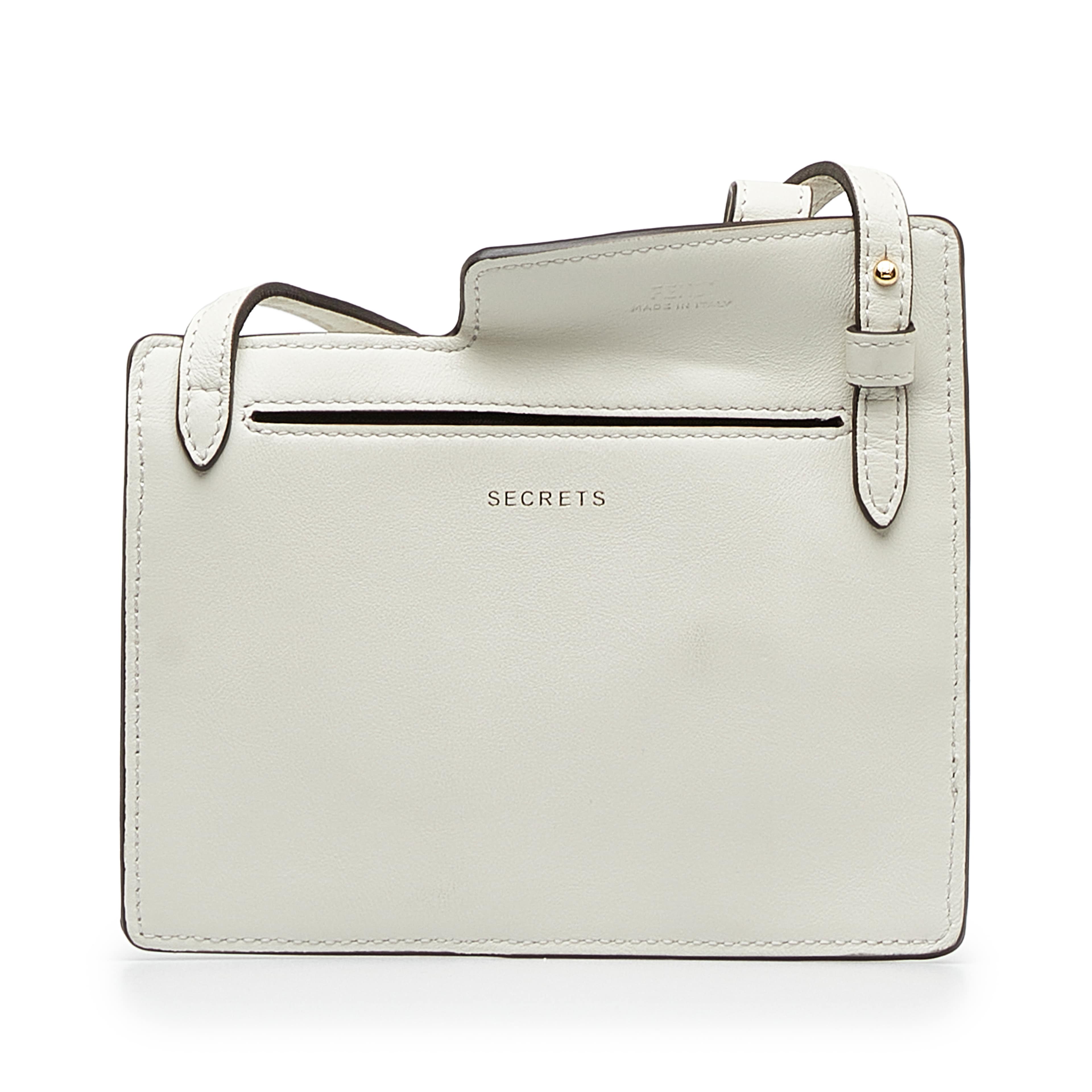 Fendi Bustine Mini Century, från Luxclusif, i färgen white. Klicka för att öppna bilden i stort format