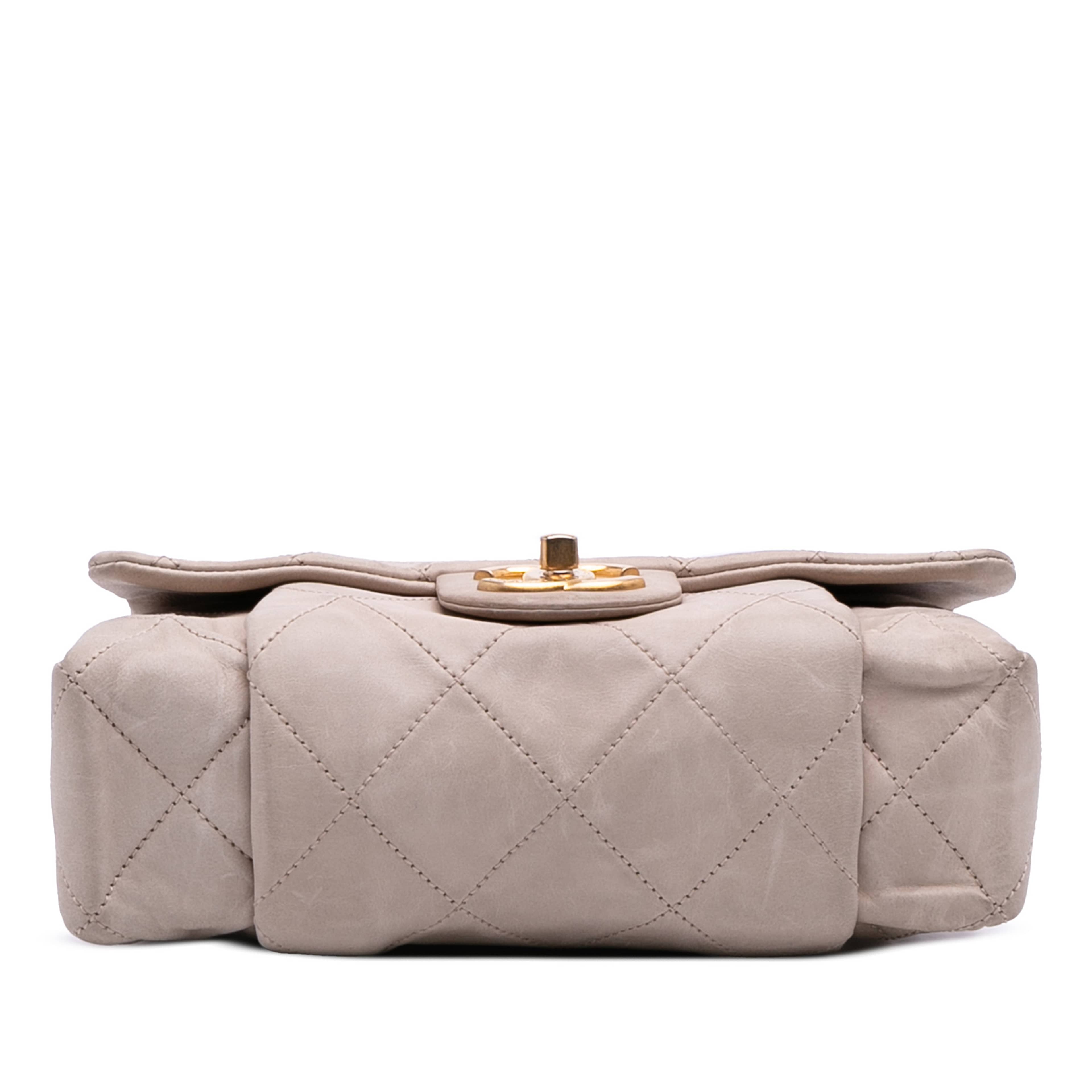 Chanel Small Aged Calfskin Chic Quilt Flap, från Luxclusif, i färgen beige. Klicka för att öppna bilden i stort format