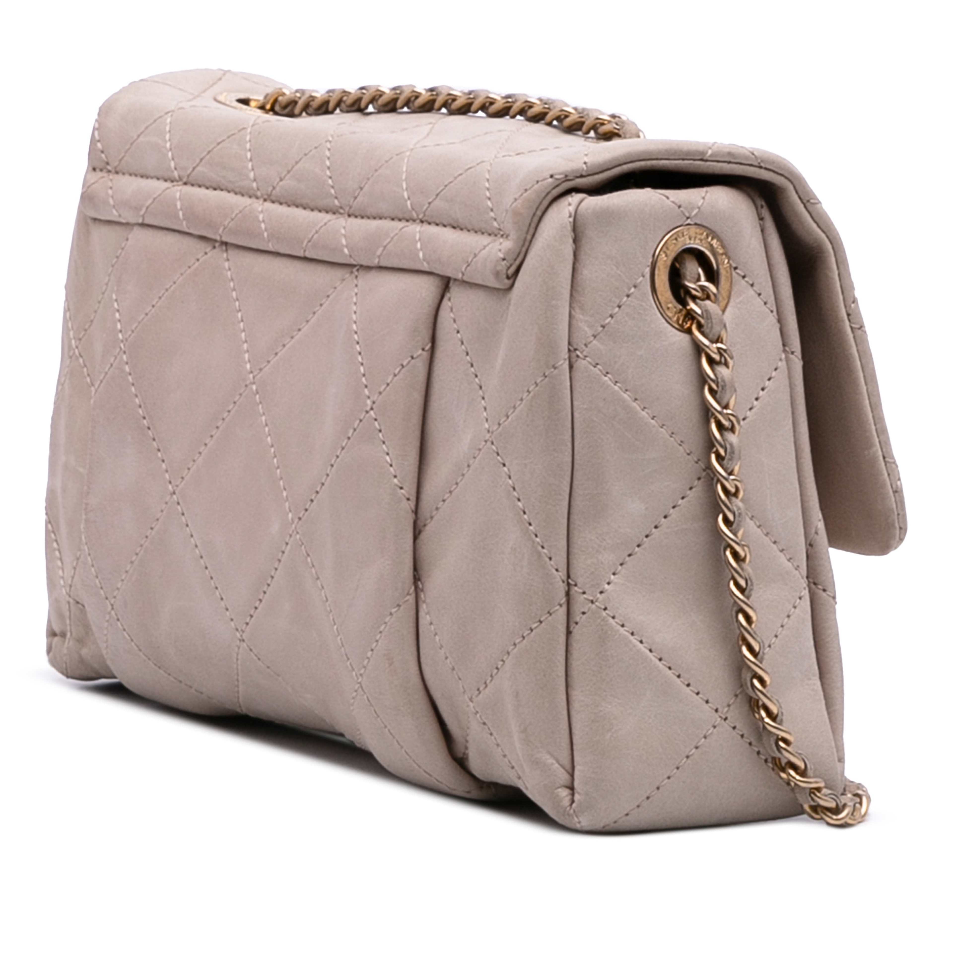 Chanel Small Aged Calfskin Chic Quilt Flap, från Luxclusif, i färgen beige. Klicka för att öppna bilden i stort format