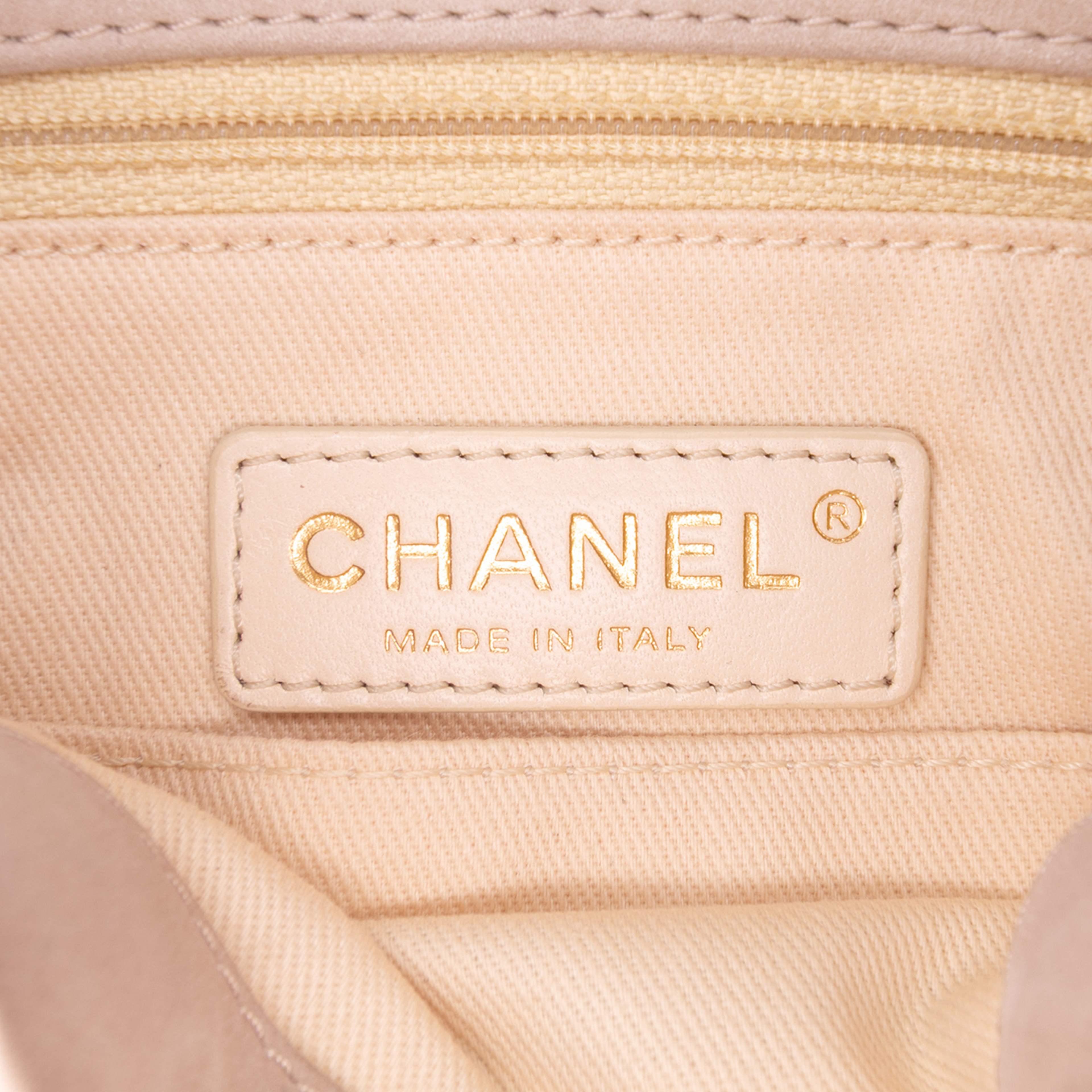 Chanel Small Aged Calfskin Chic Quilt Flap, från Luxclusif, i färgen beige. Klicka för att öppna bilden i stort format