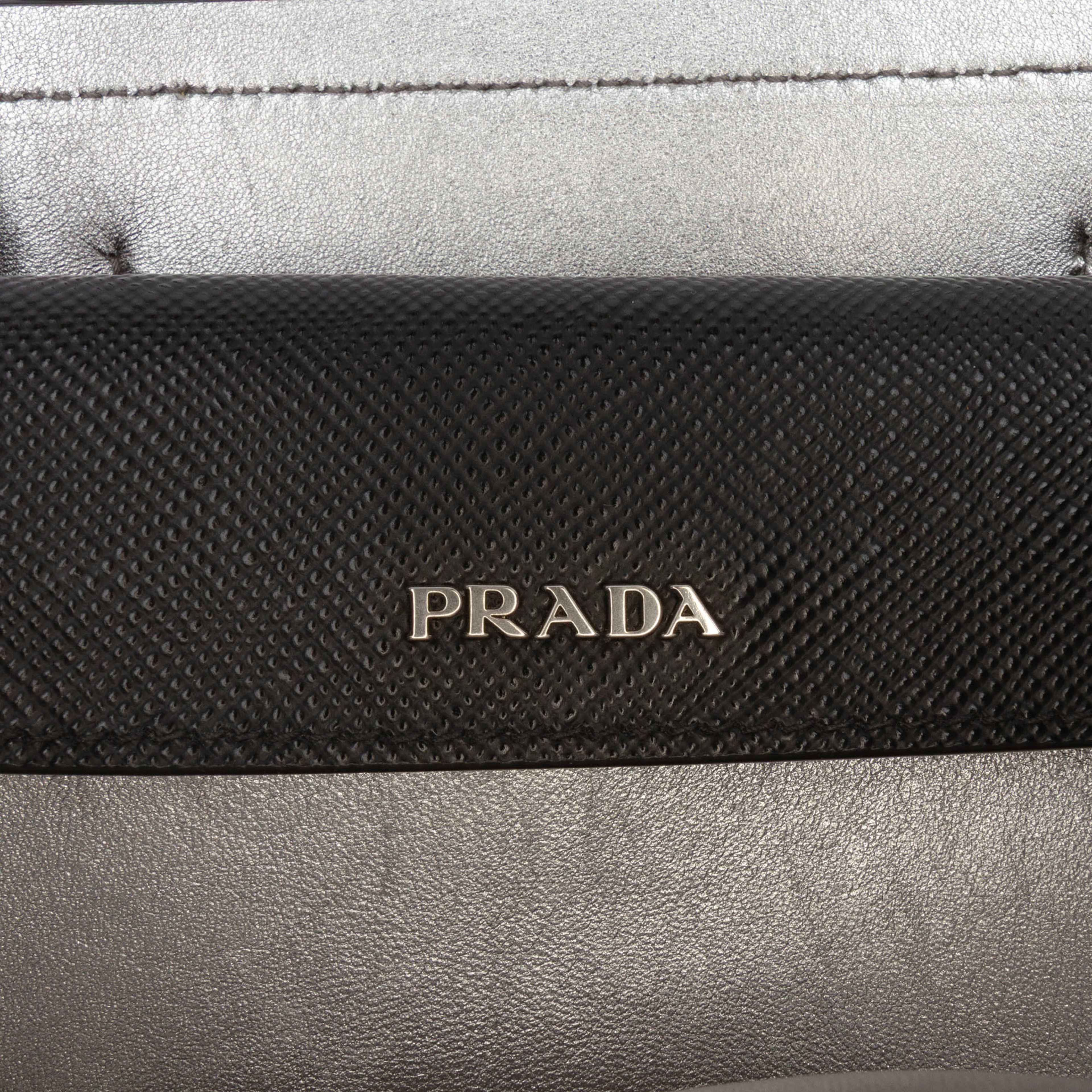 Prada Medium Saffiano Cuir Double Handle Satchel, från Luxclusif, i färgen black. Klicka för att öppna bilden i stort format