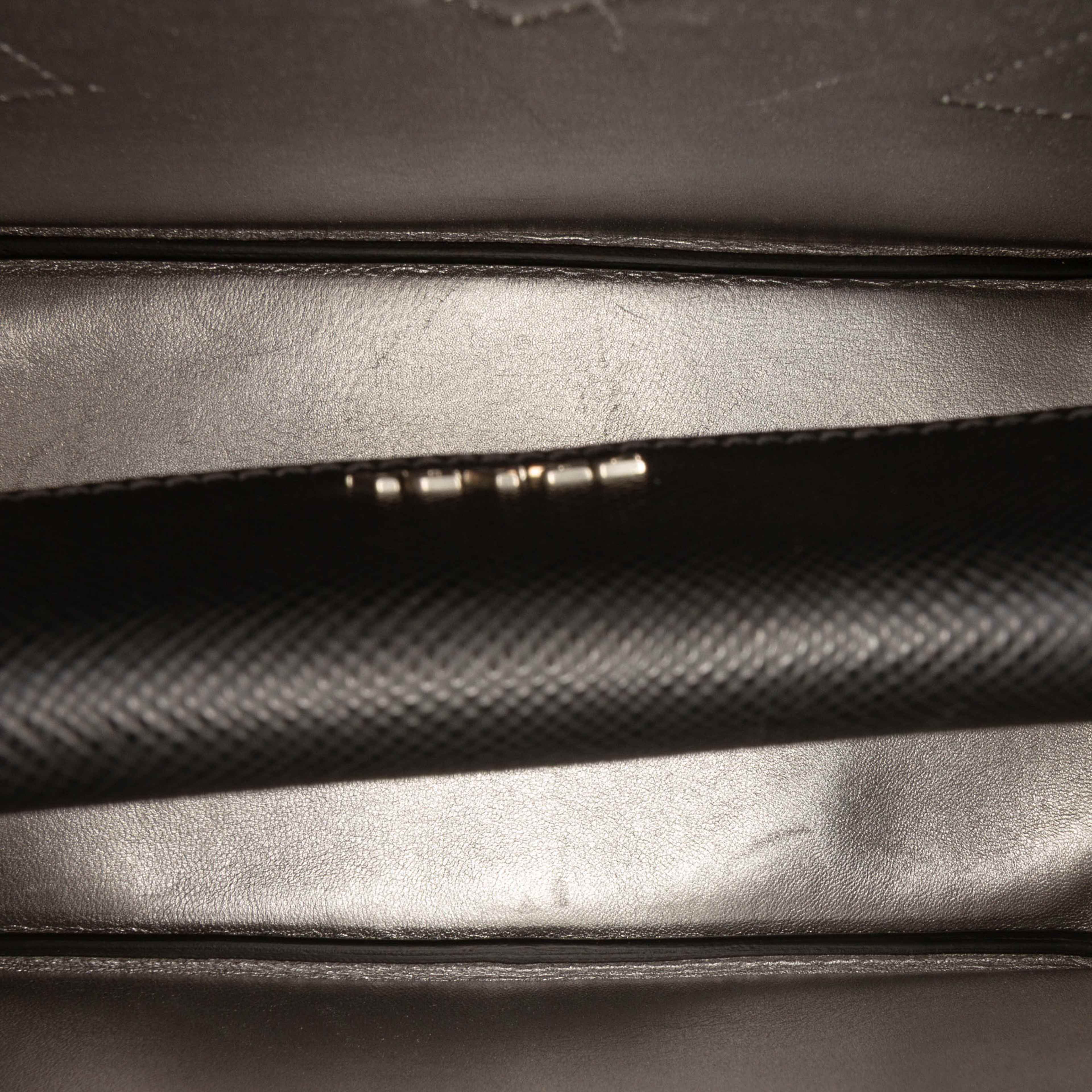 Prada Medium Saffiano Cuir Double Handle Satchel, från Luxclusif, i färgen black. Klicka för att öppna bilden i stort format