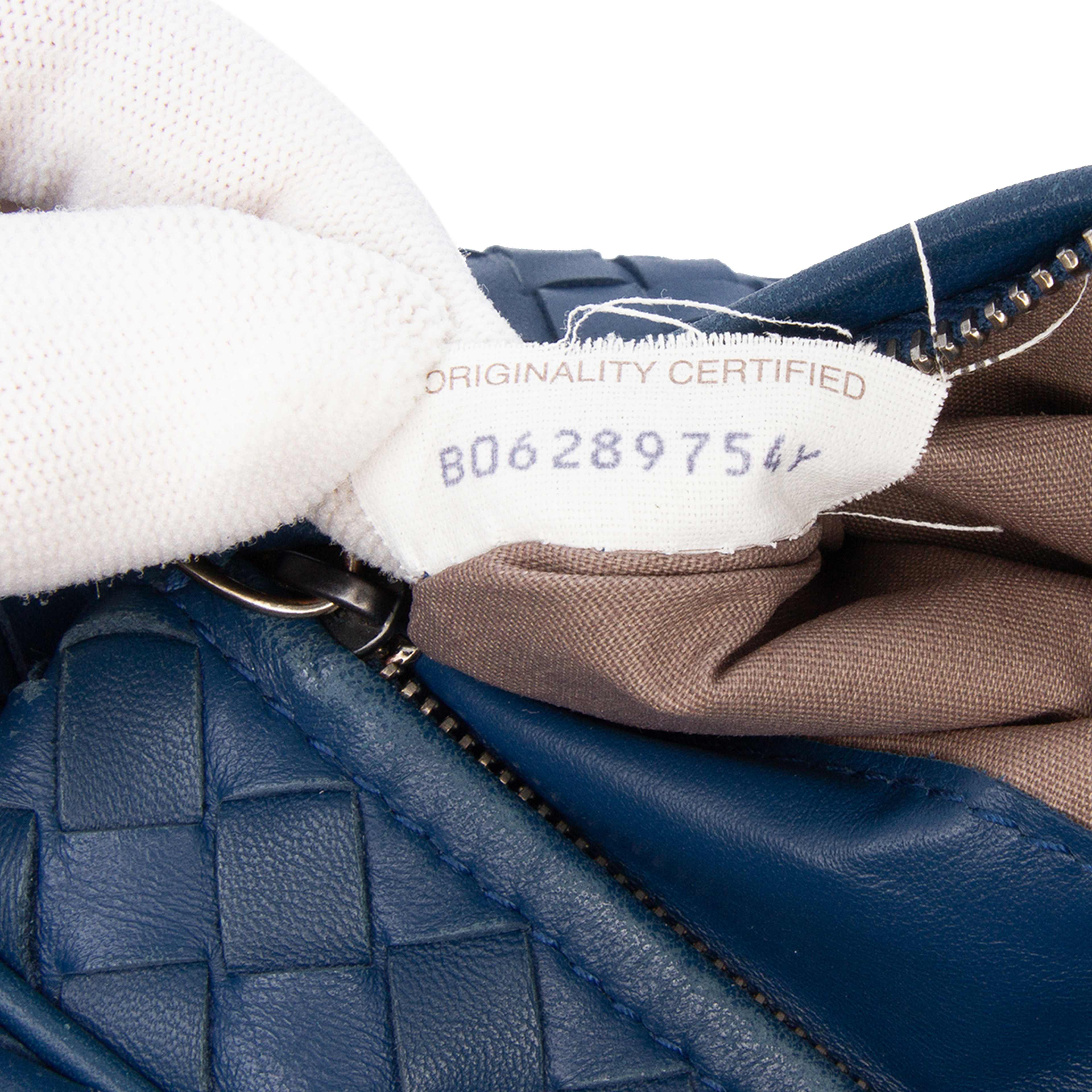 Bottega Veneta Nappa Intrecciato Crossbody, från Luxclusif, i färgen blue. Klicka för att öppna bilden i stort format