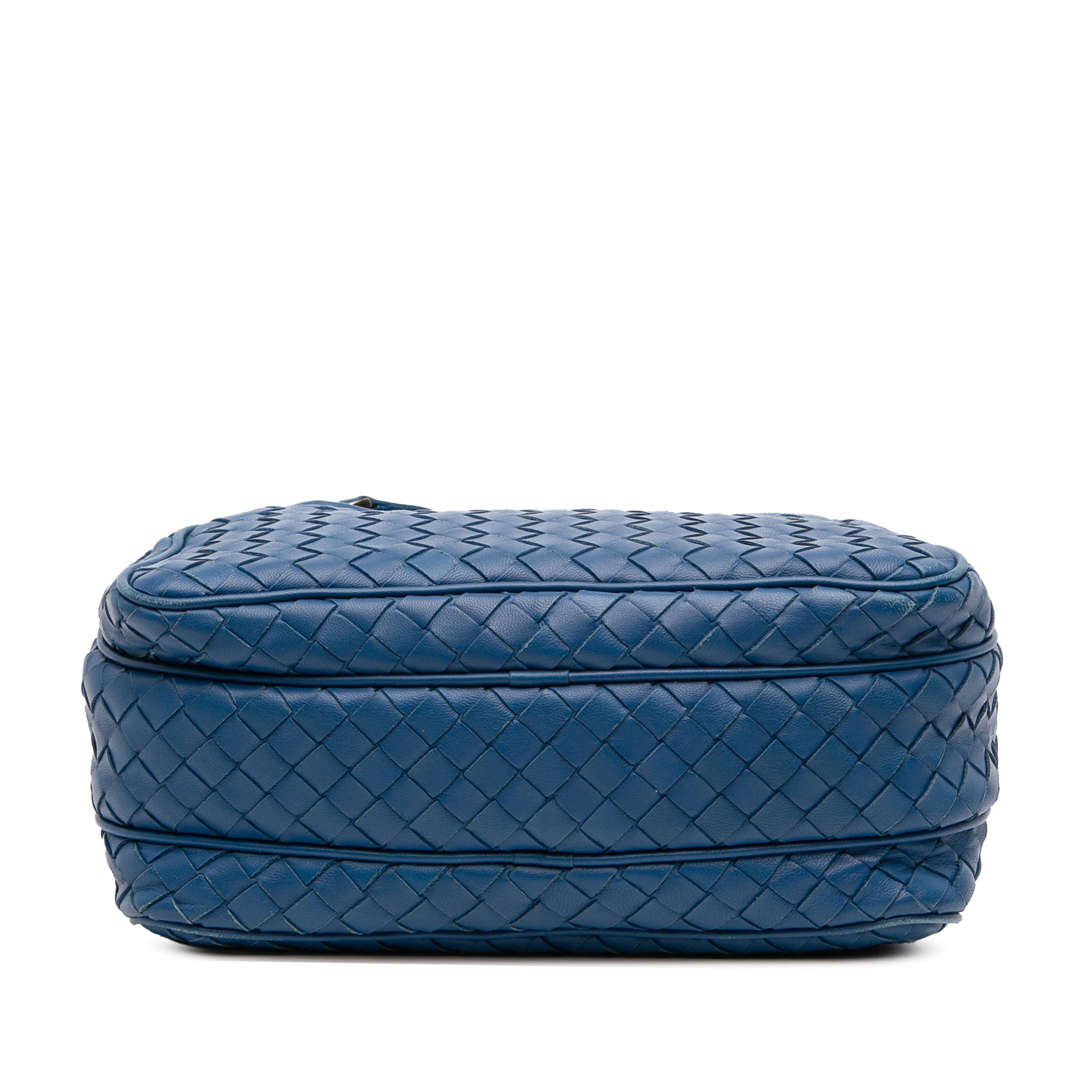 Bottega Veneta Nappa Intrecciato Crossbody, från Luxclusif, i färgen blue. Klicka för att öppna bilden i stort format