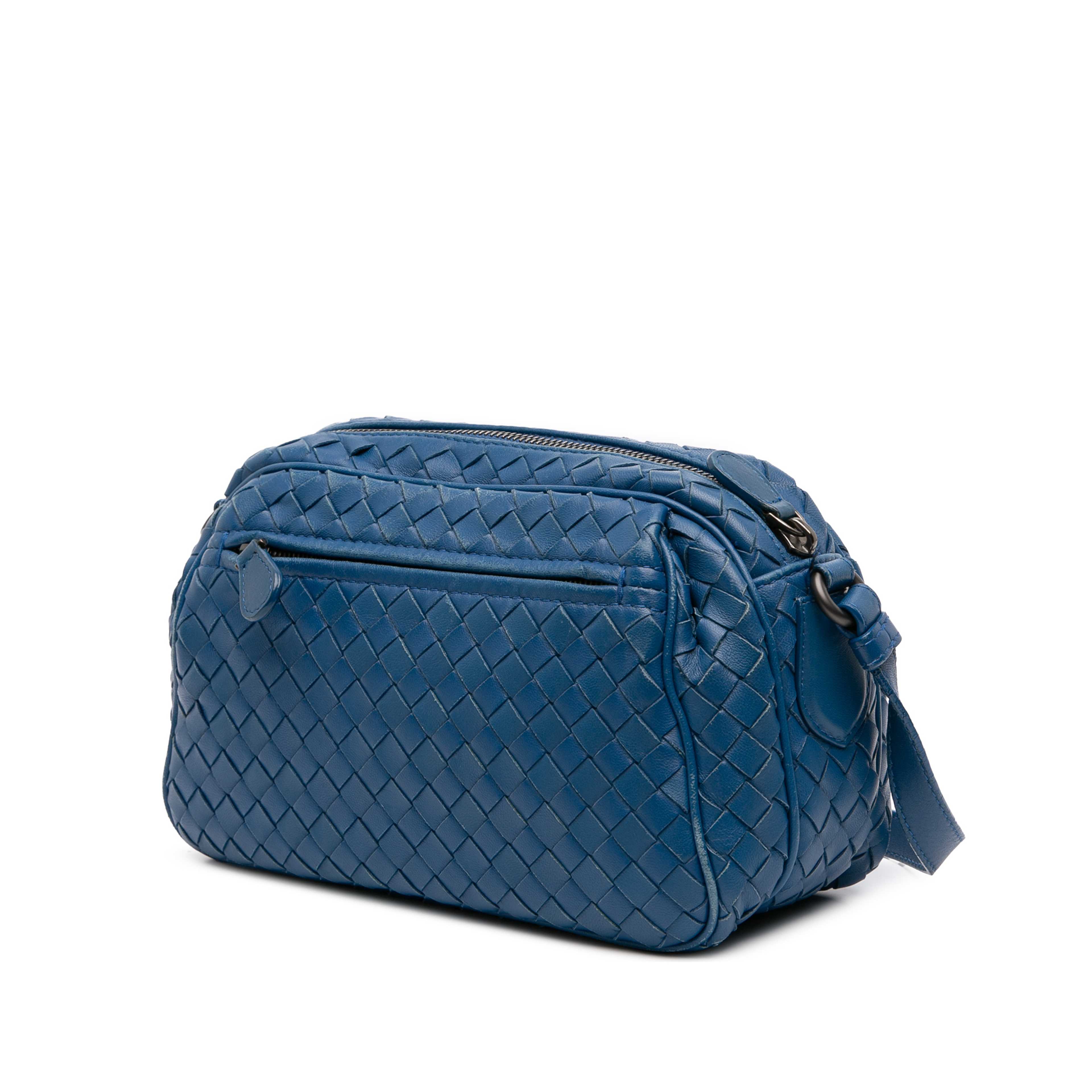 Bottega Veneta Nappa Intrecciato Crossbody, från Luxclusif, i färgen blue. Klicka för att öppna bilden i stort format