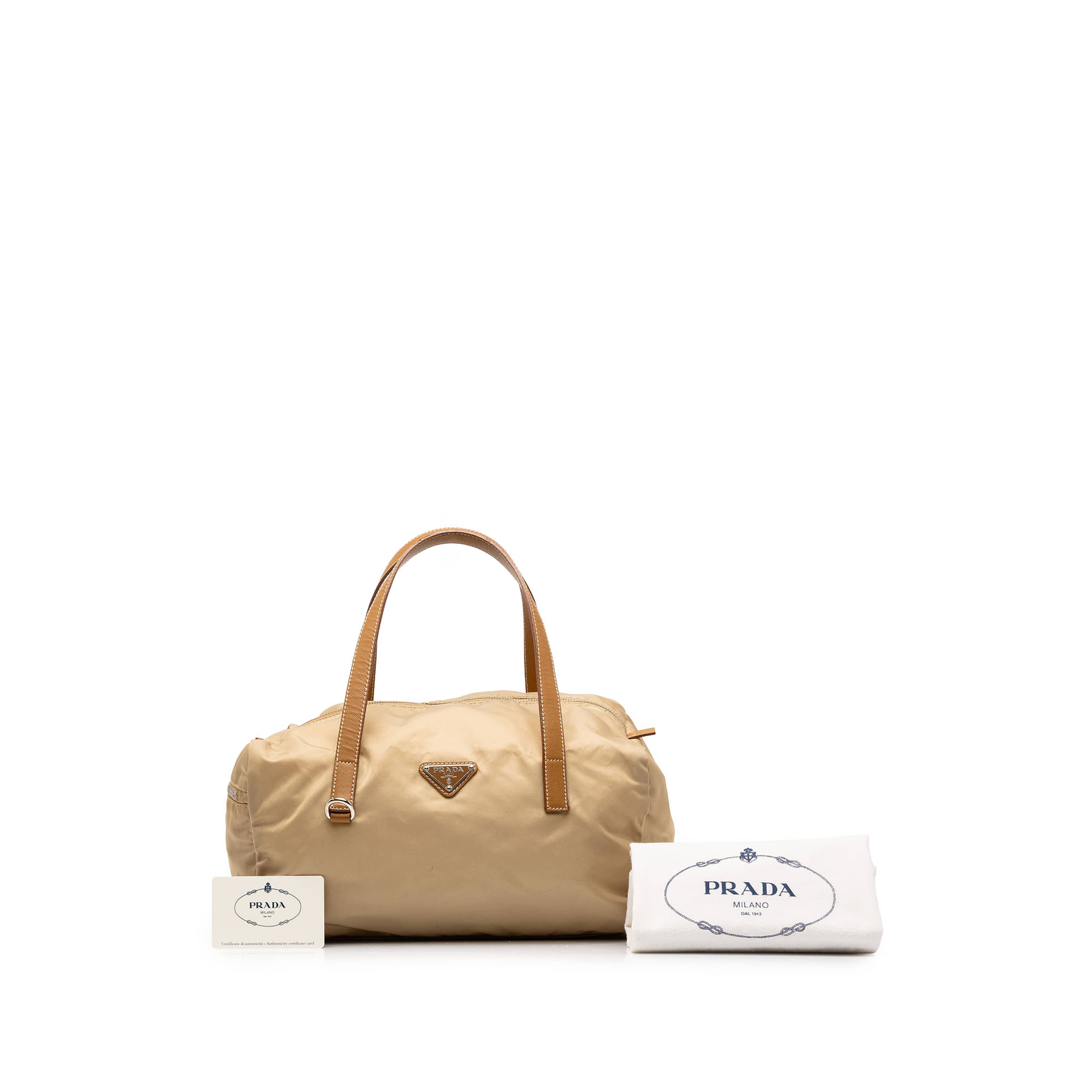 Prada Saffiano Trimmed Tessuto Boston Bag, från Luxclusif, i färgen beige. Klicka för att öppna bilden i stort format
