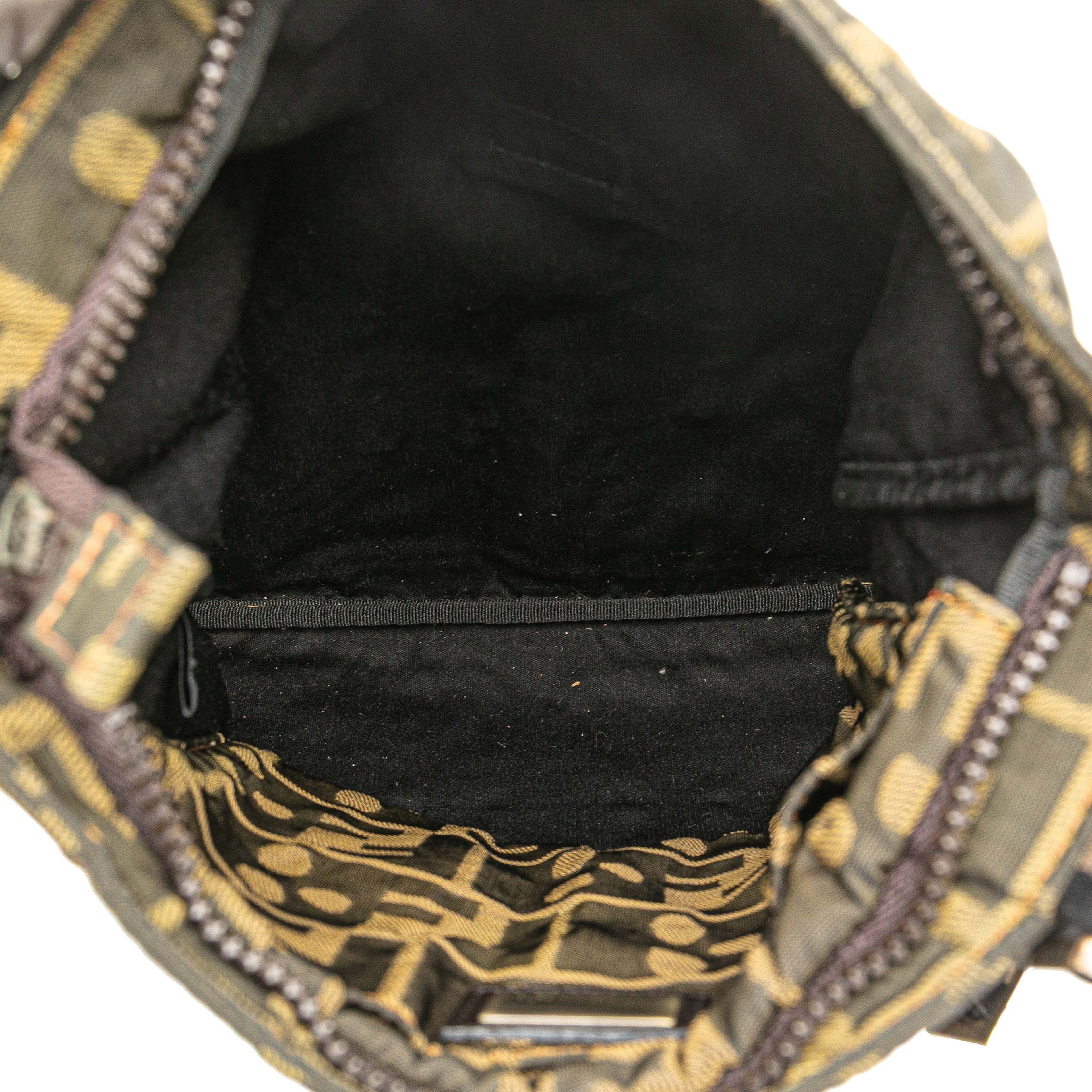 Fendi Zucca Canvas Skull Crossbody, från Luxclusif, i färgen brown. Klicka för att öppna bilden i stort format