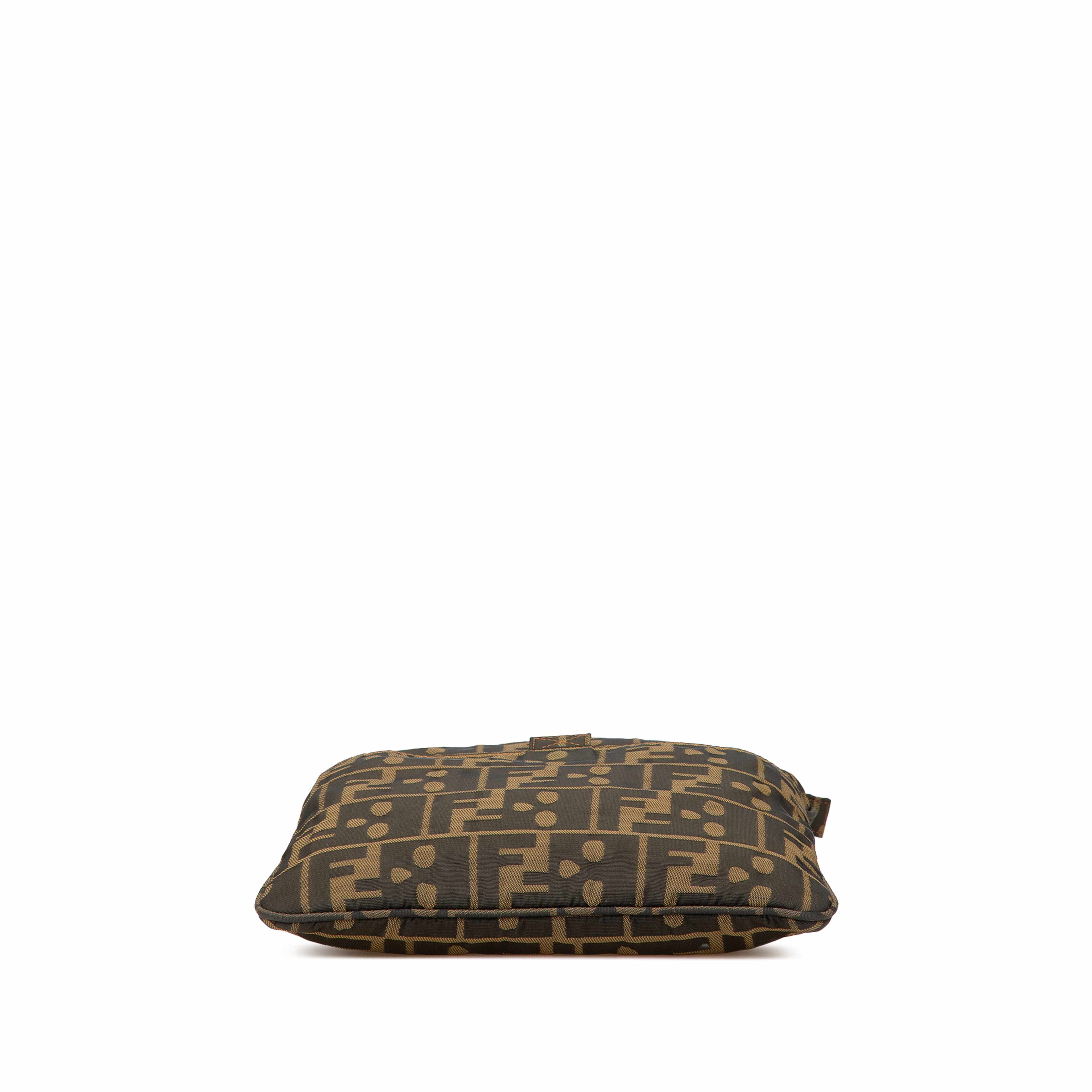 Fendi Zucca Canvas Skull Crossbody, från Luxclusif, i färgen brun. Klicka för att öppna bilden i stort format
