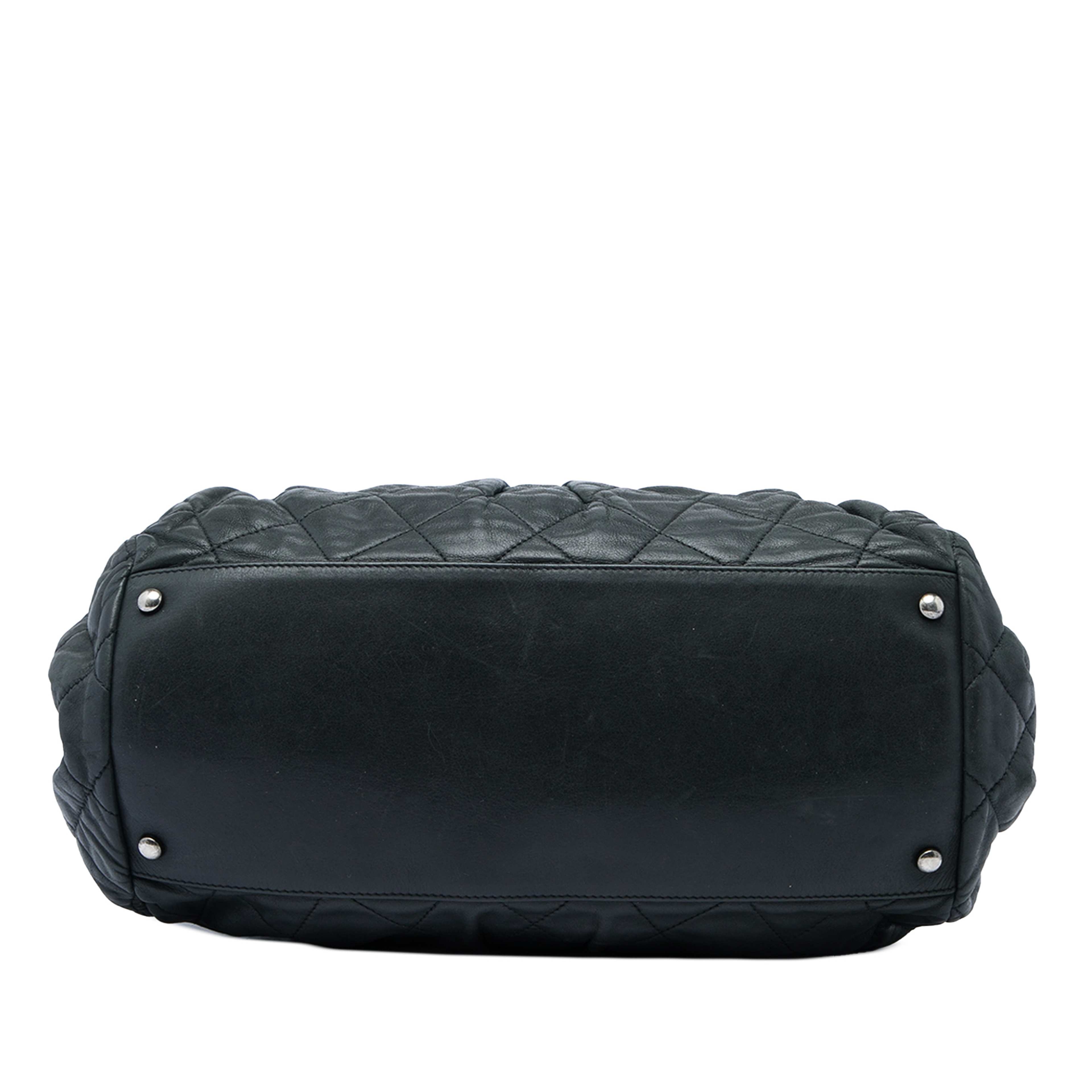Chanel Quilted Iridescent Calfskin Chic Quilt Bowling Bag, från Luxclusif, i färgen svart. Klicka för att öppna bilden i stort format