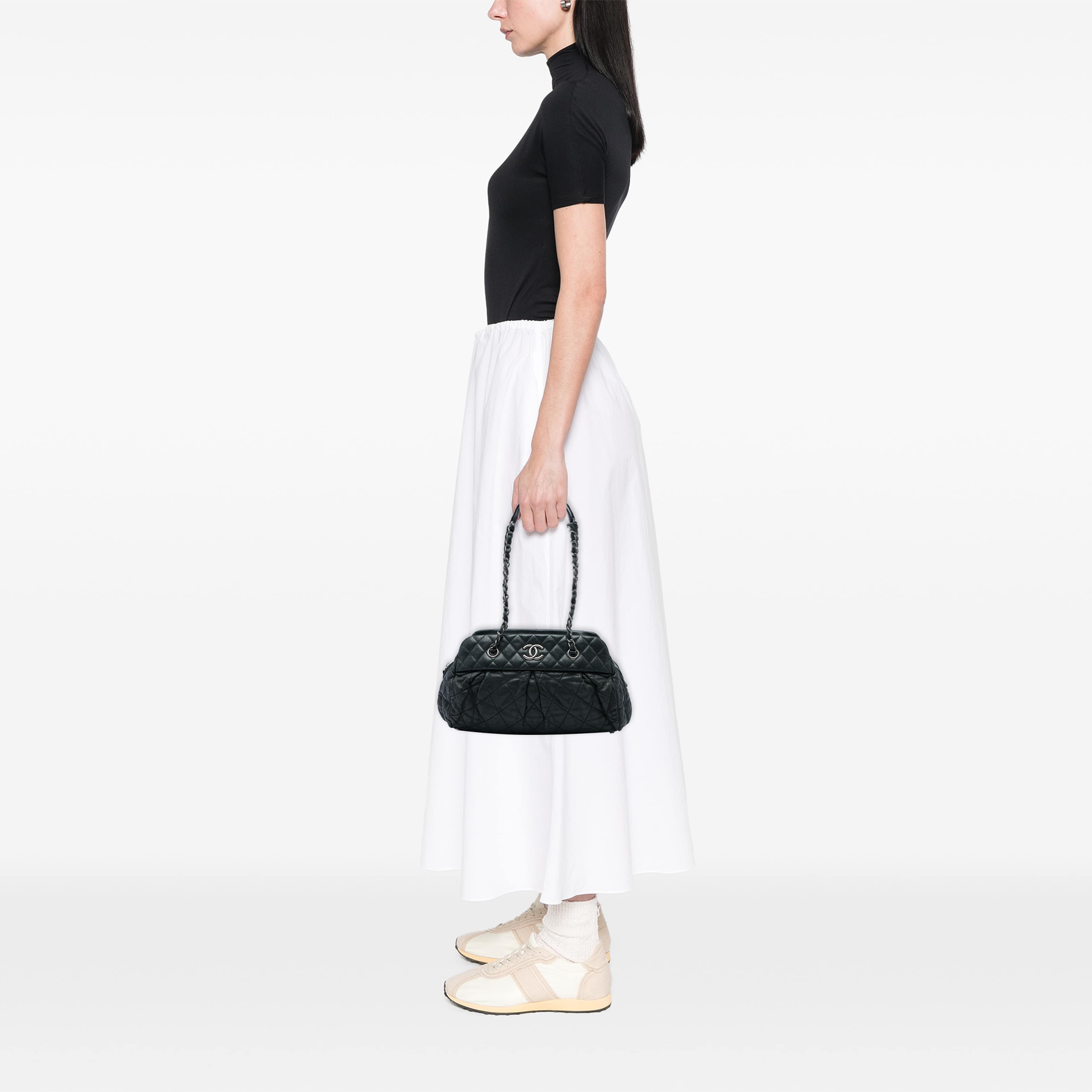 Chanel Quilted Iridescent Calfskin Chic Quilt Bowling Bag, från Luxclusif, i färgen svart. Klicka för att öppna bilden i stort format