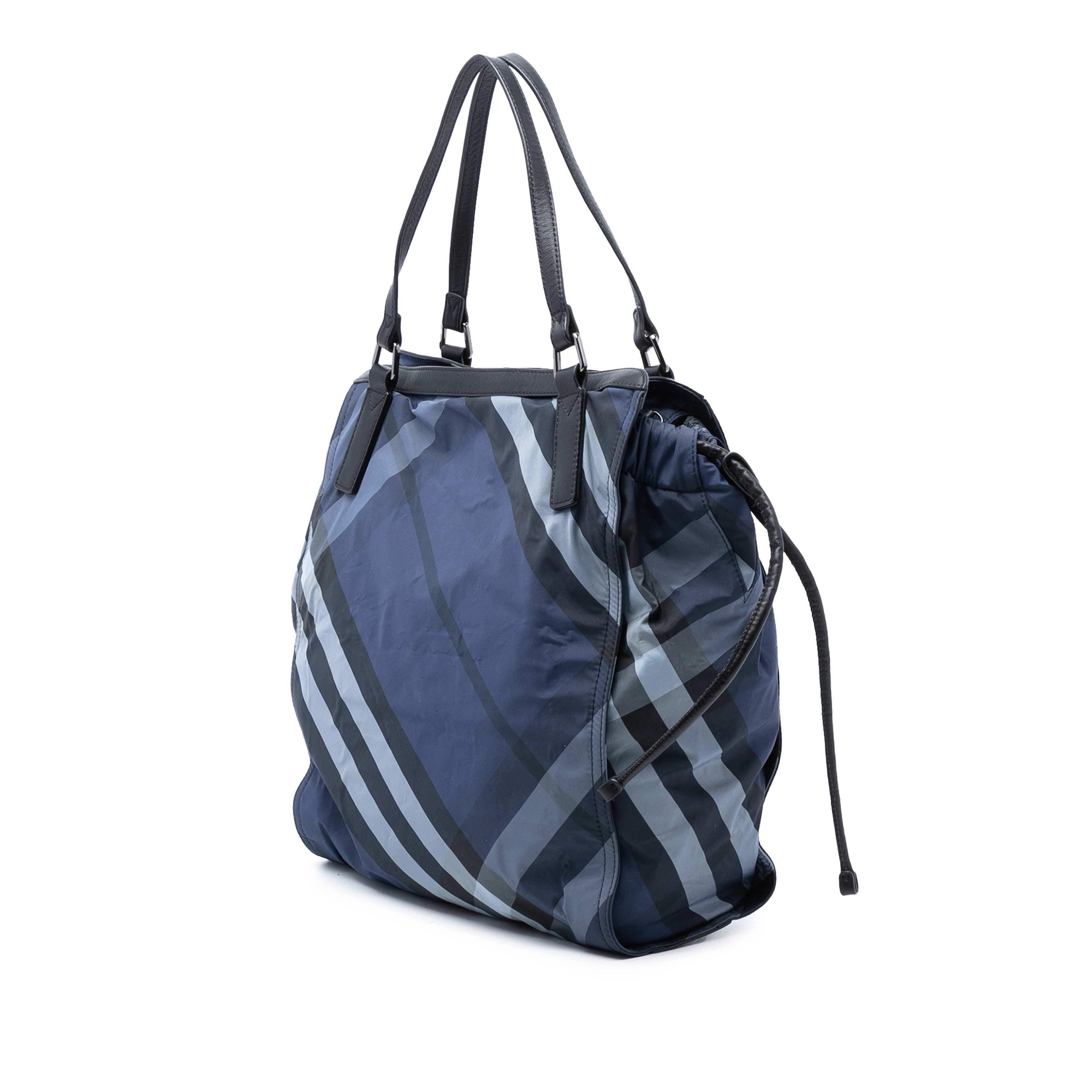 Burberry Supernova Check Nylon Buckleigh Tote, från Luxclusif, i färgen blå. Klicka för att öppna bilden i stort format