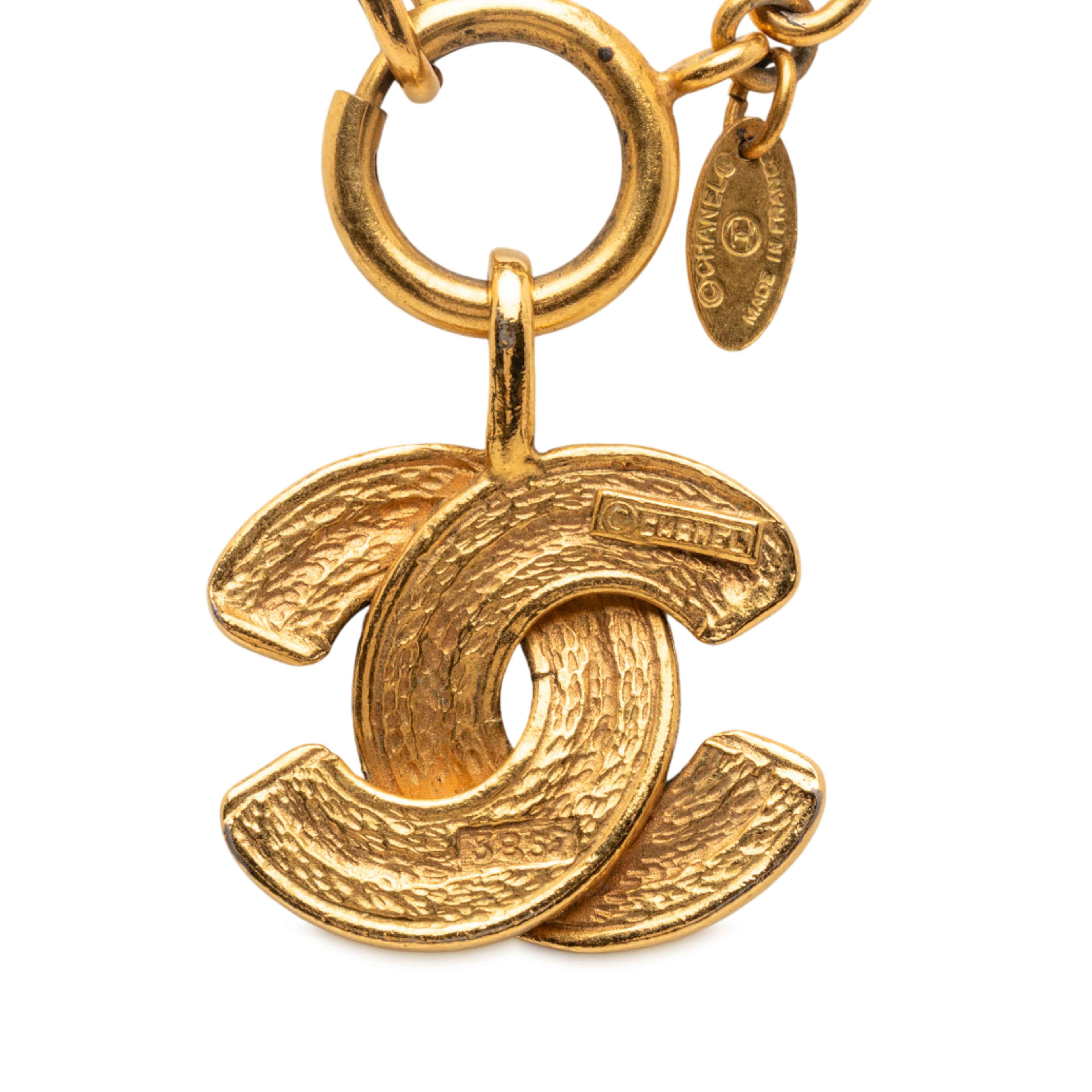 Chanel Gold Plated Quilted Cc Pendant Necklace, från Luxclusif, i färgen gold. Klicka för att öppna bilden i stort format