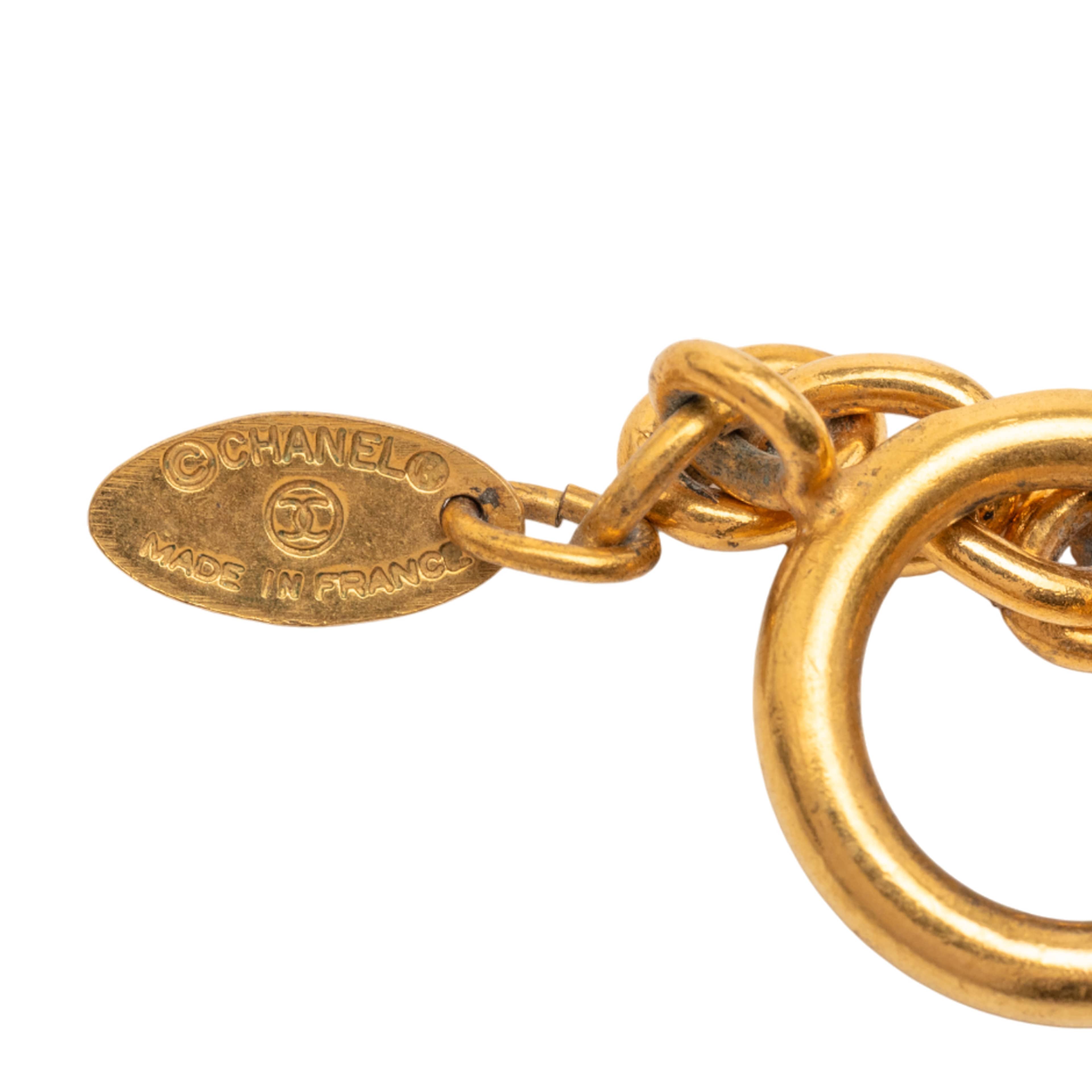 Chanel Gold Plated Quilted Cc Pendant Necklace, från Luxclusif, i färgen gold. Klicka för att öppna bilden i stort format