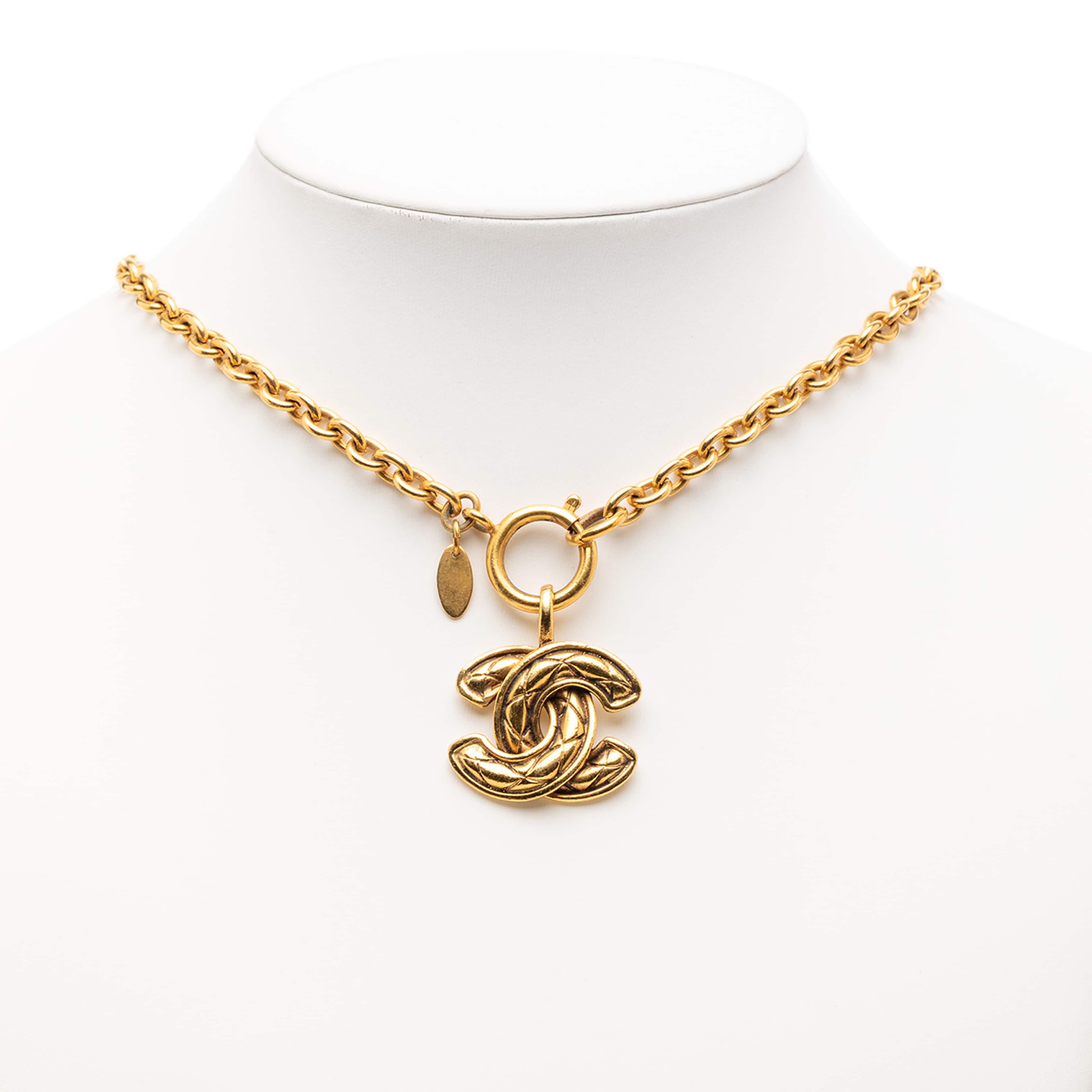 Chanel Gold Plated Quilted Cc Pendant Necklace, från Luxclusif, i färgen gold. Klicka för att öppna bilden i stort format