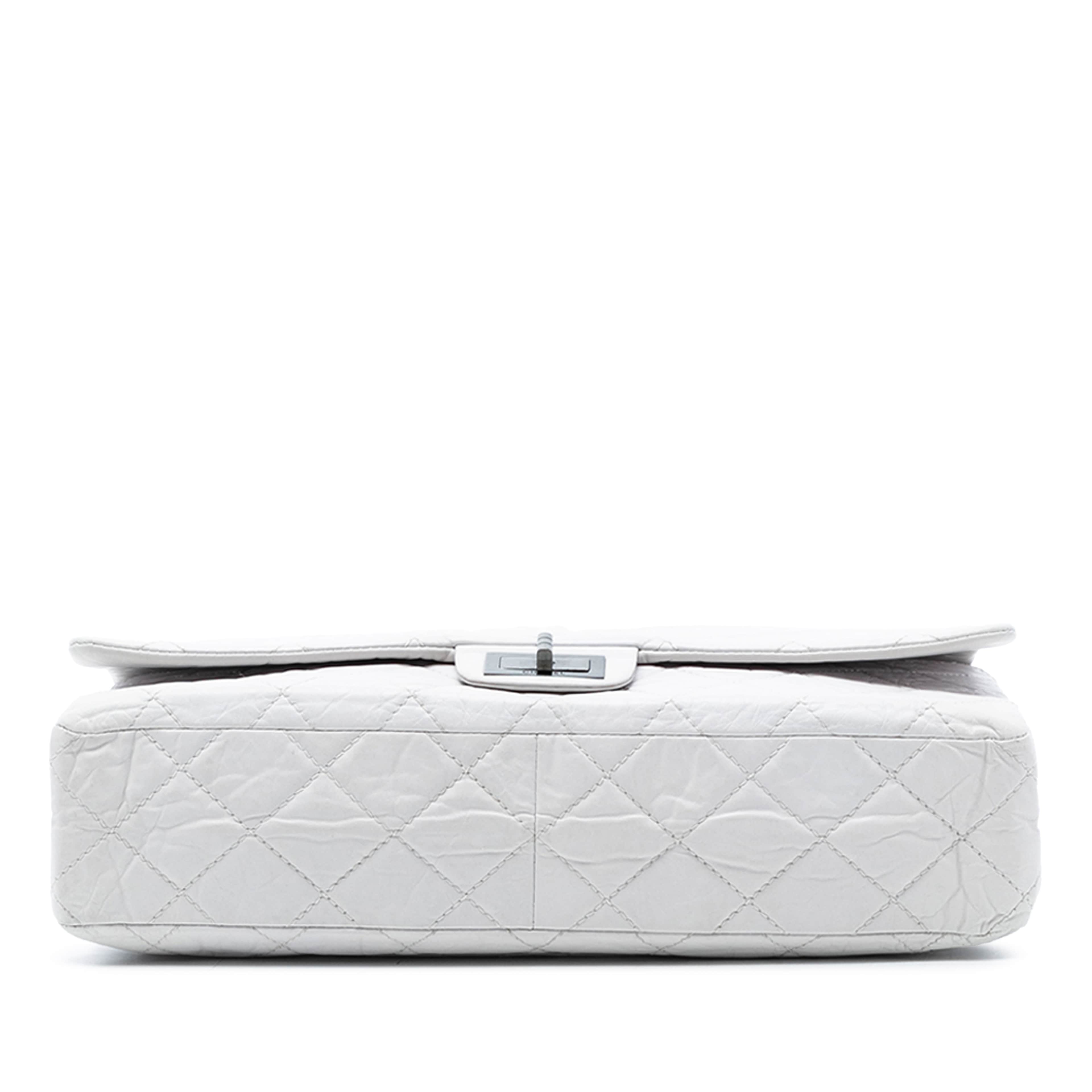 Chanel Maxi Quilted Aged Calfskin Reissue 2.55 Single Flap, från Luxclusif, i färgen white. Klicka för att öppna bilden i stort format