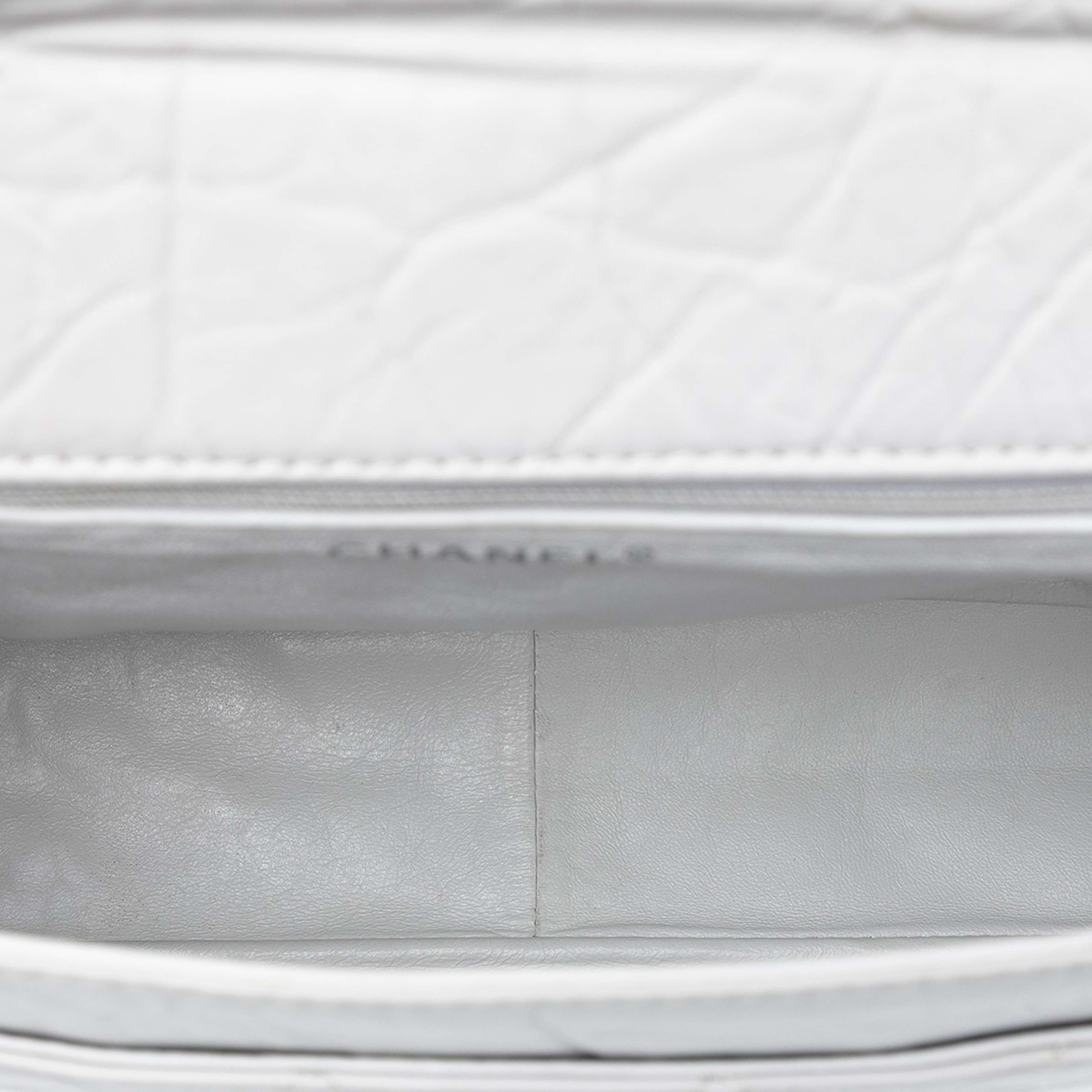 Chanel Maxi Quilted Aged Calfskin Reissue 2.55 Single Flap, från Luxclusif, i färgen white. Klicka för att öppna bilden i stort format