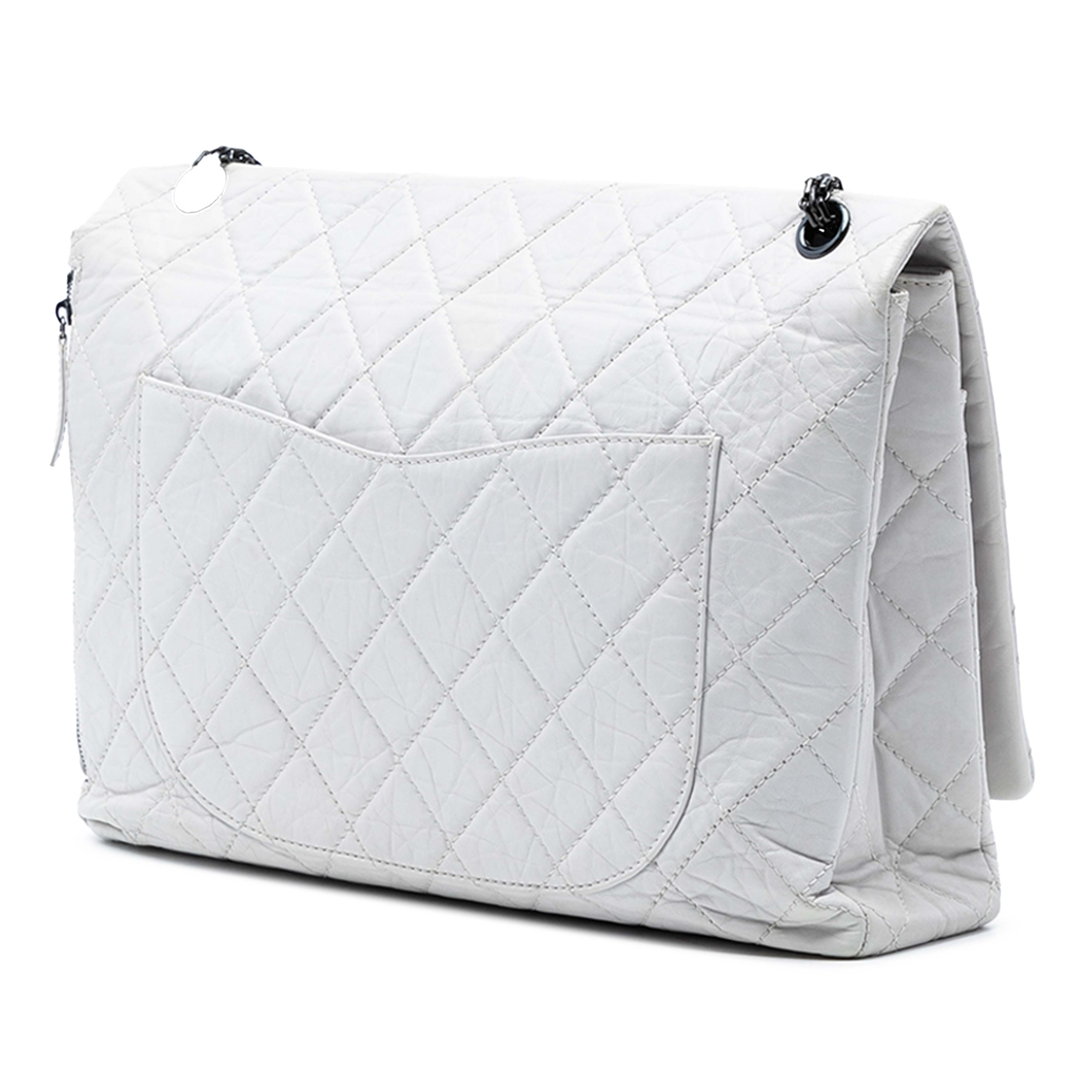 Chanel Maxi Quilted Aged Calfskin Reissue 2.55 Single Flap, från Luxclusif, i färgen white. Klicka för att öppna bilden i stort format