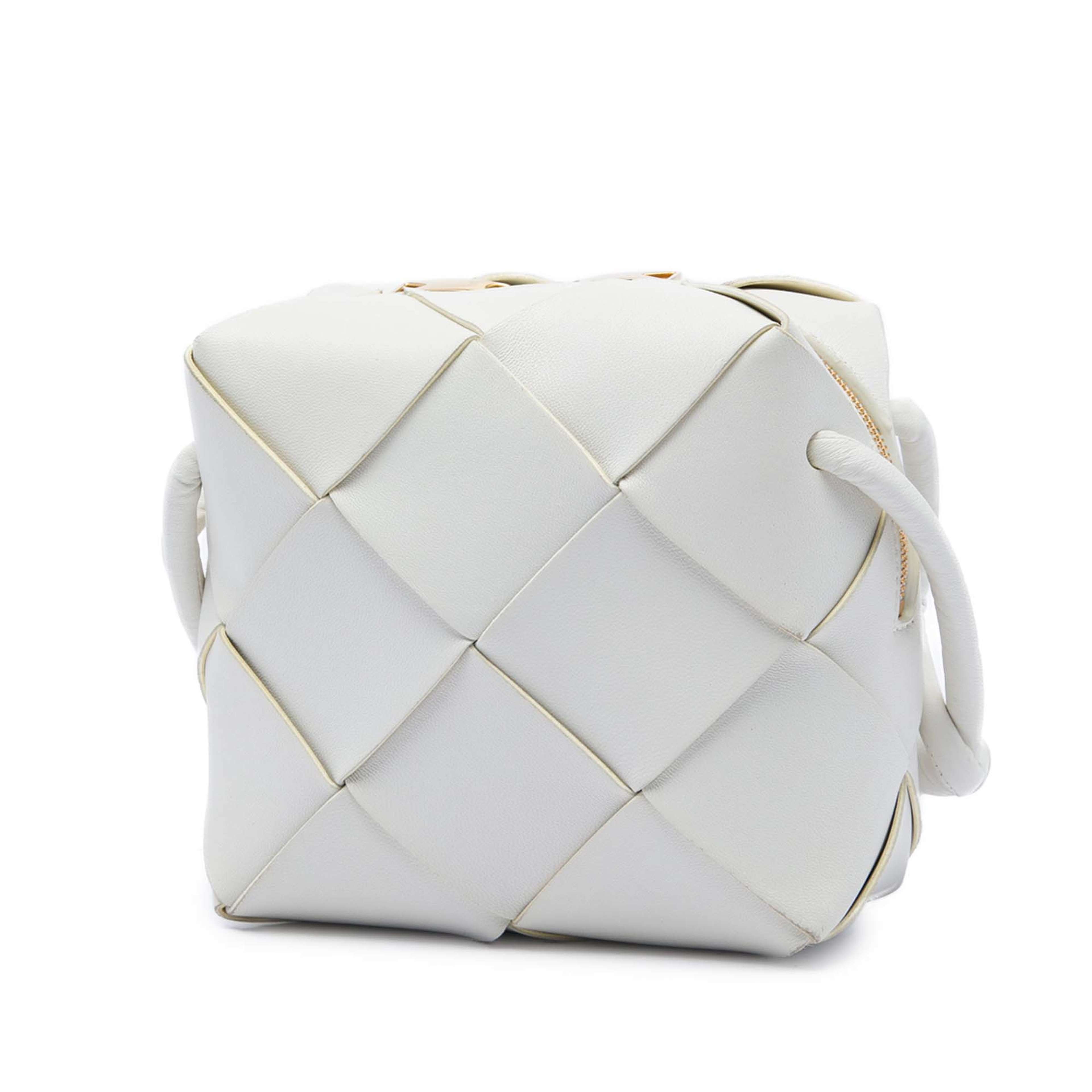 Bottega Veneta Mini Lambskin Intrecciato Cassette Camera Bag, från Luxclusif, i färgen vit. Klicka för att öppna bilden i stort format