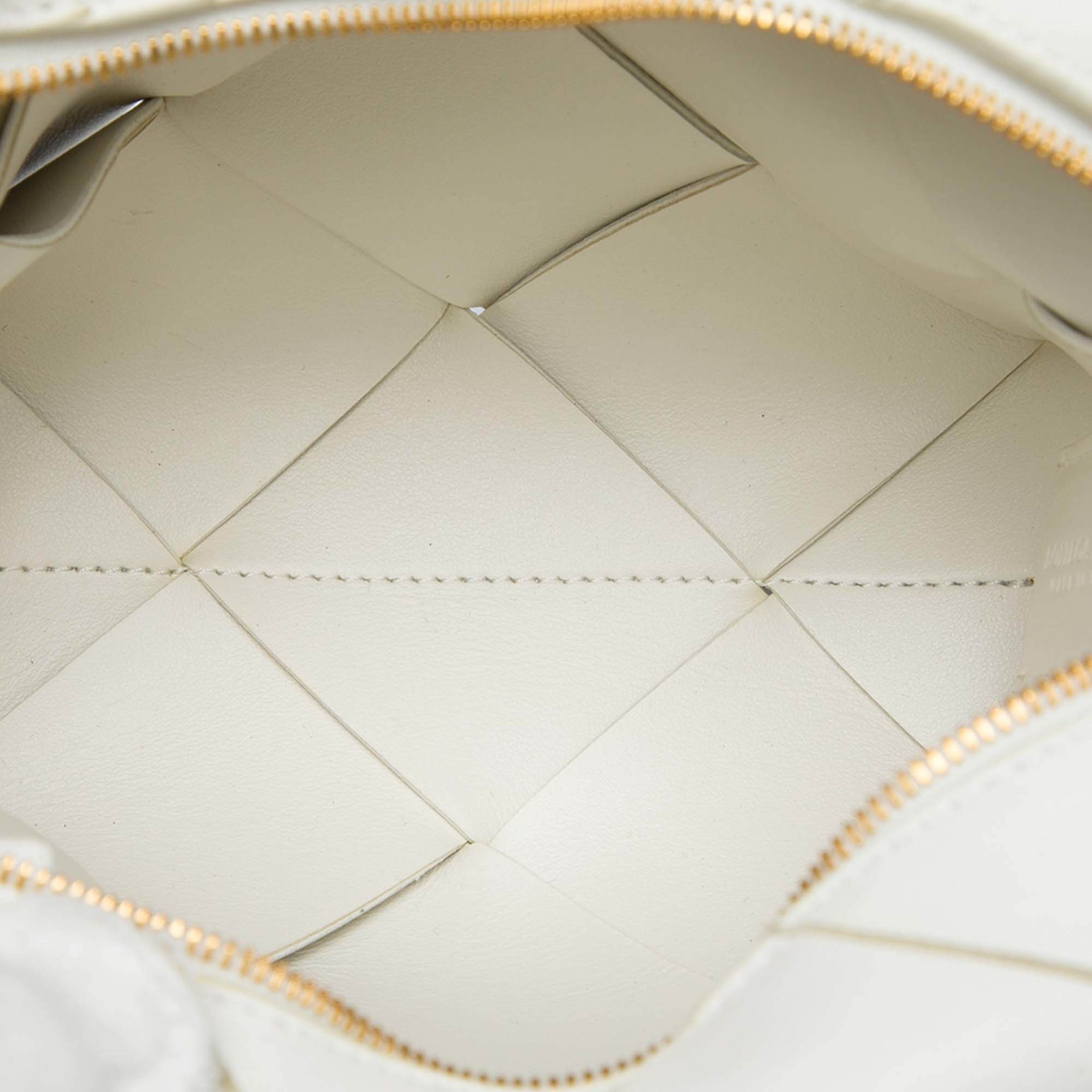 Bottega Veneta Mini Lambskin Intrecciato Cassette Camera Bag, från Luxclusif, i färgen vit. Klicka för att öppna bilden i stort format