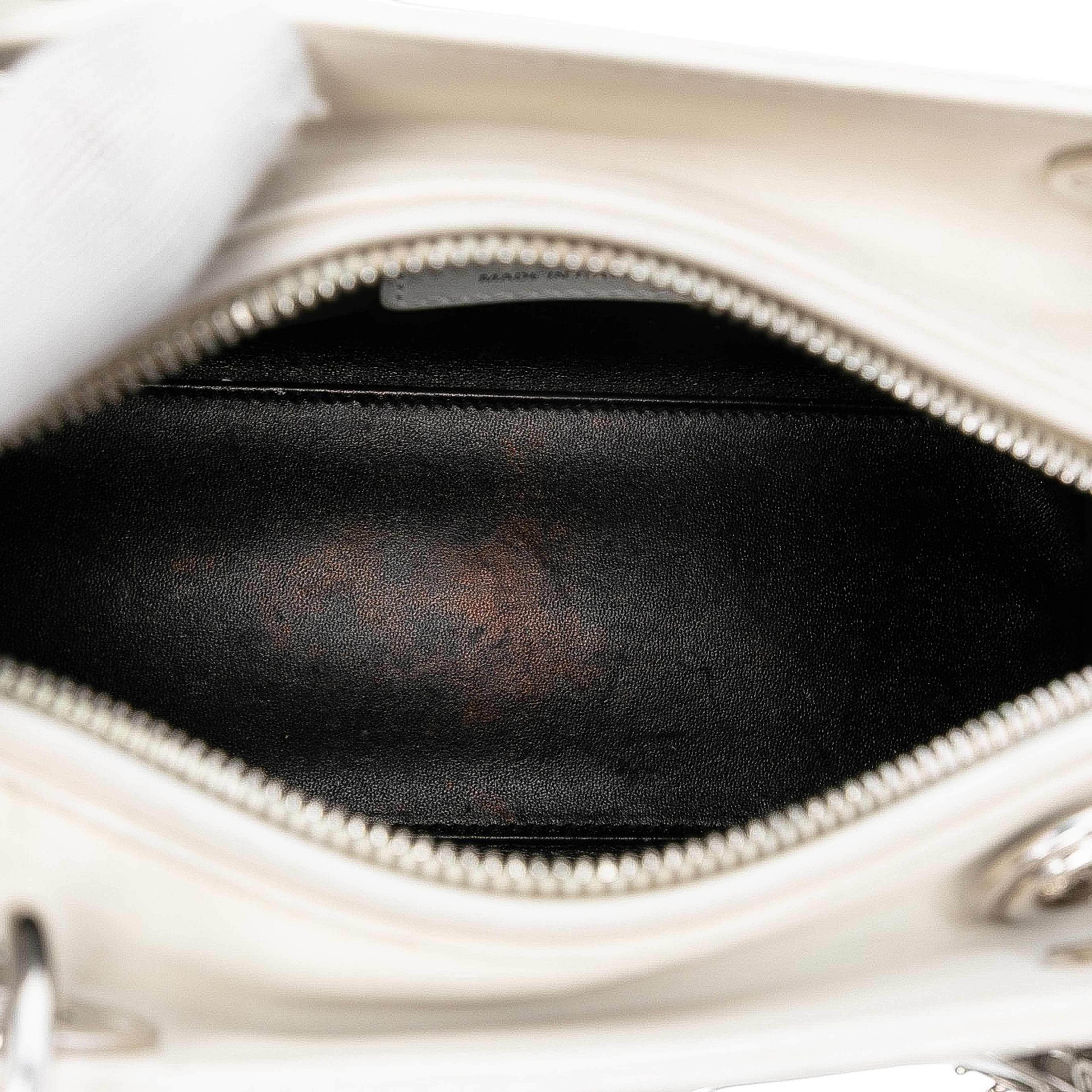 Dior Medium Calfskin Patch Embellished Lady Dior, från Luxclusif, i färgen white. Klicka för att öppna bilden i stort format