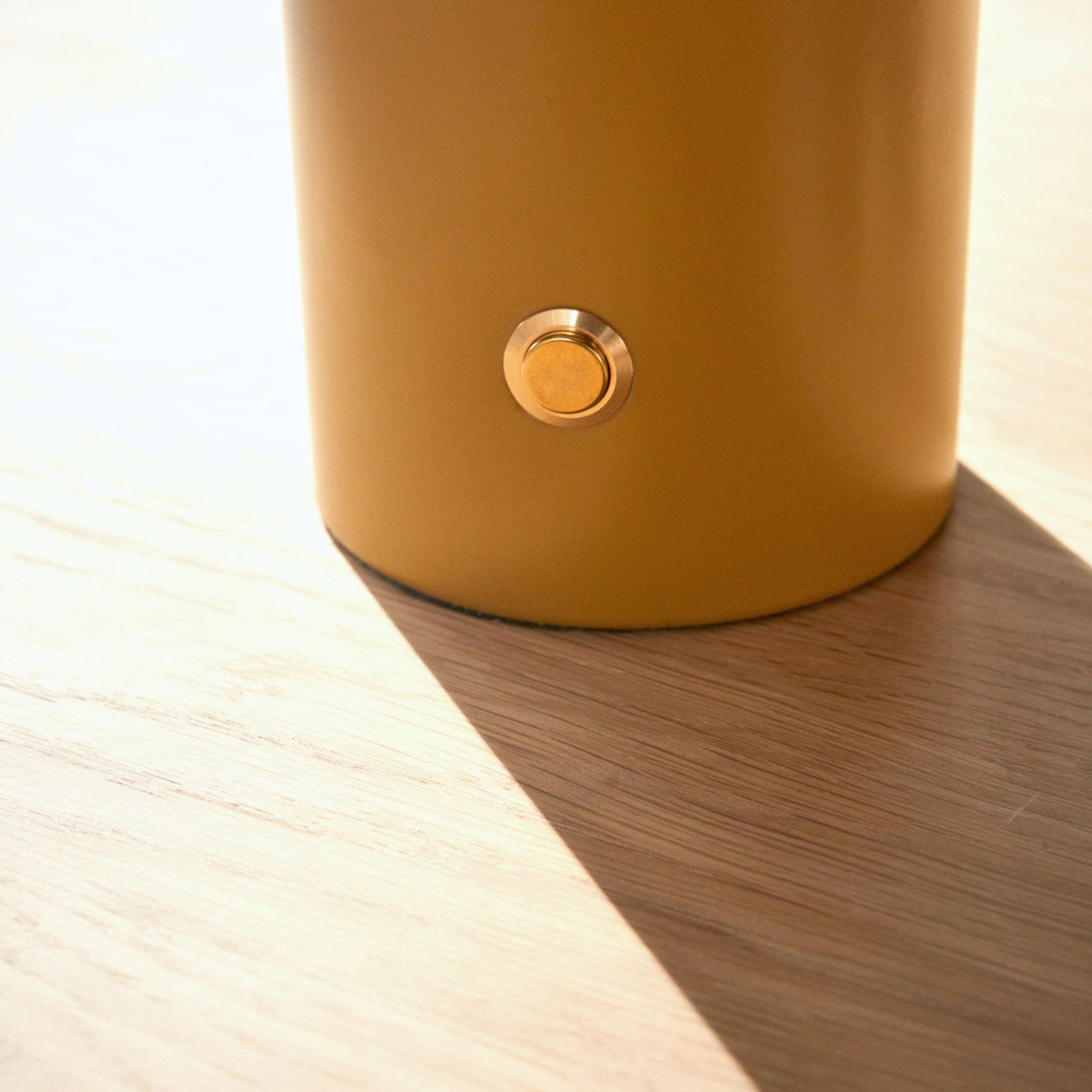 Hatto Table Lamp (eu), från OYOY Living, i färgen saffron. Klicka för att öppna bilden i stort format