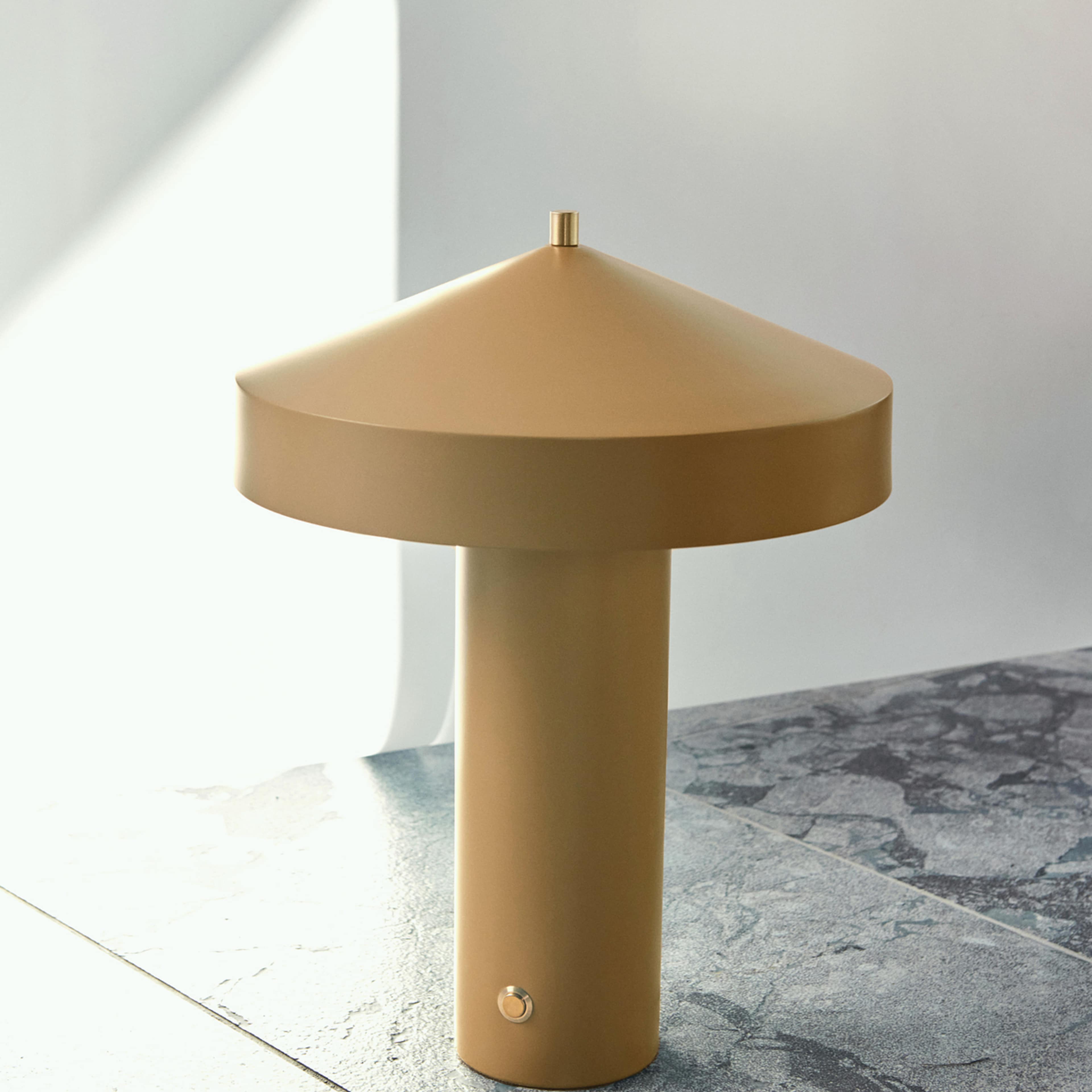 Hatto Table Lamp (eu), från OYOY Living, i färgen saffron. Klicka för att öppna bilden i stort format