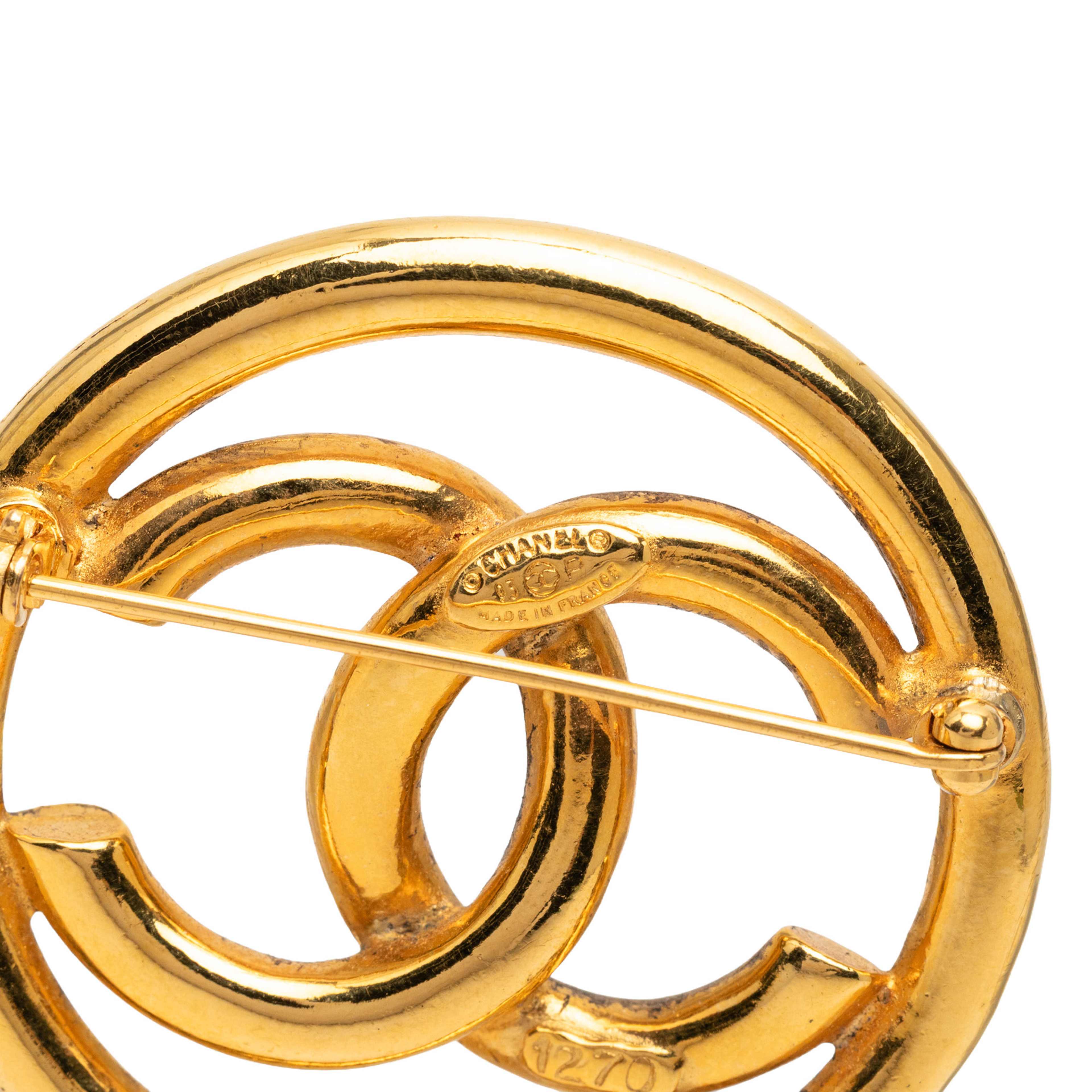 Chanel Cc Gold Plated Round Brooch, från Luxclusif, i färgen guld. Klicka för att öppna bilden i stort format