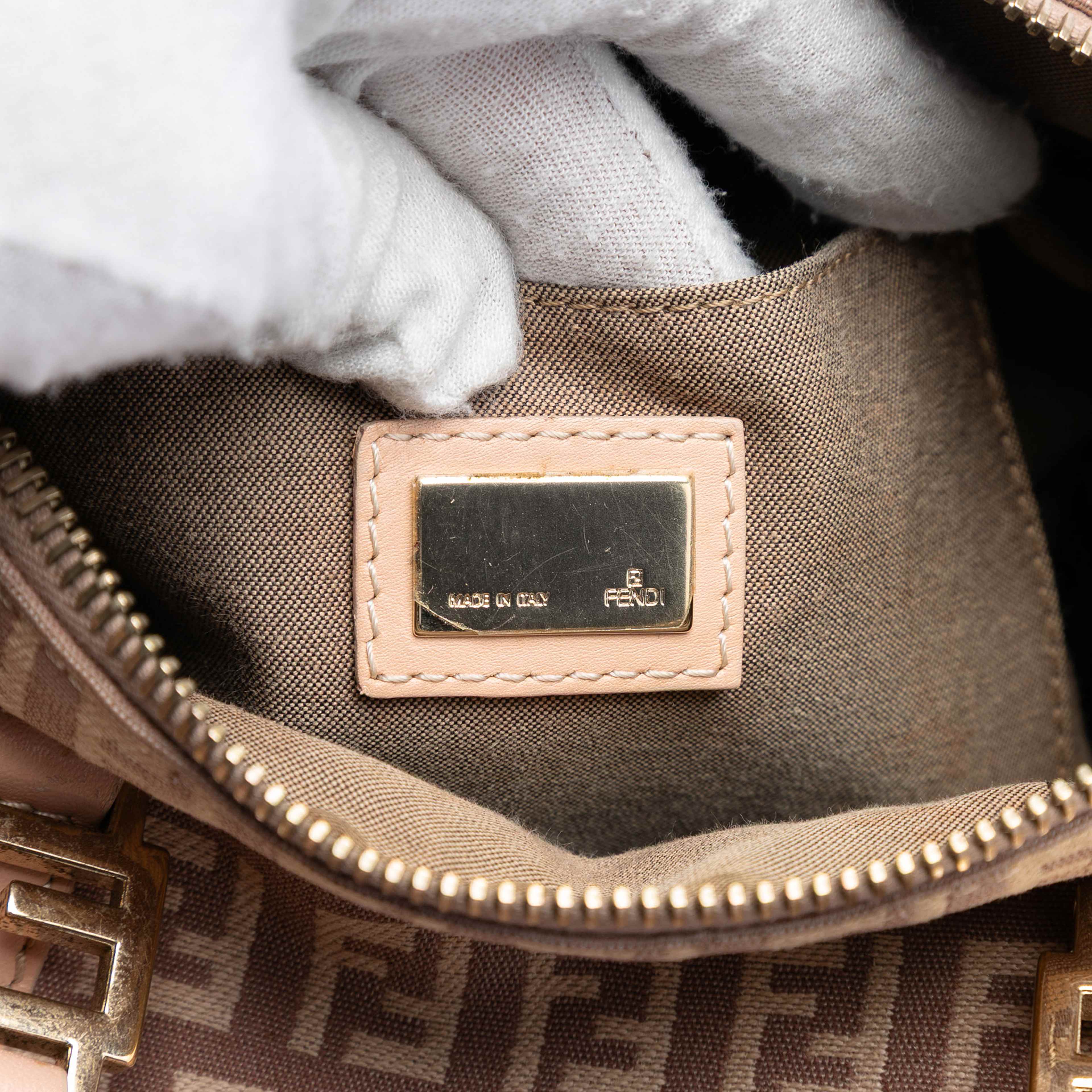 Fendi Small Zucchino Canvas Forever Bauletto Boston Bag, från Luxclusif, i färgen pink. Klicka för att öppna bilden i stort format