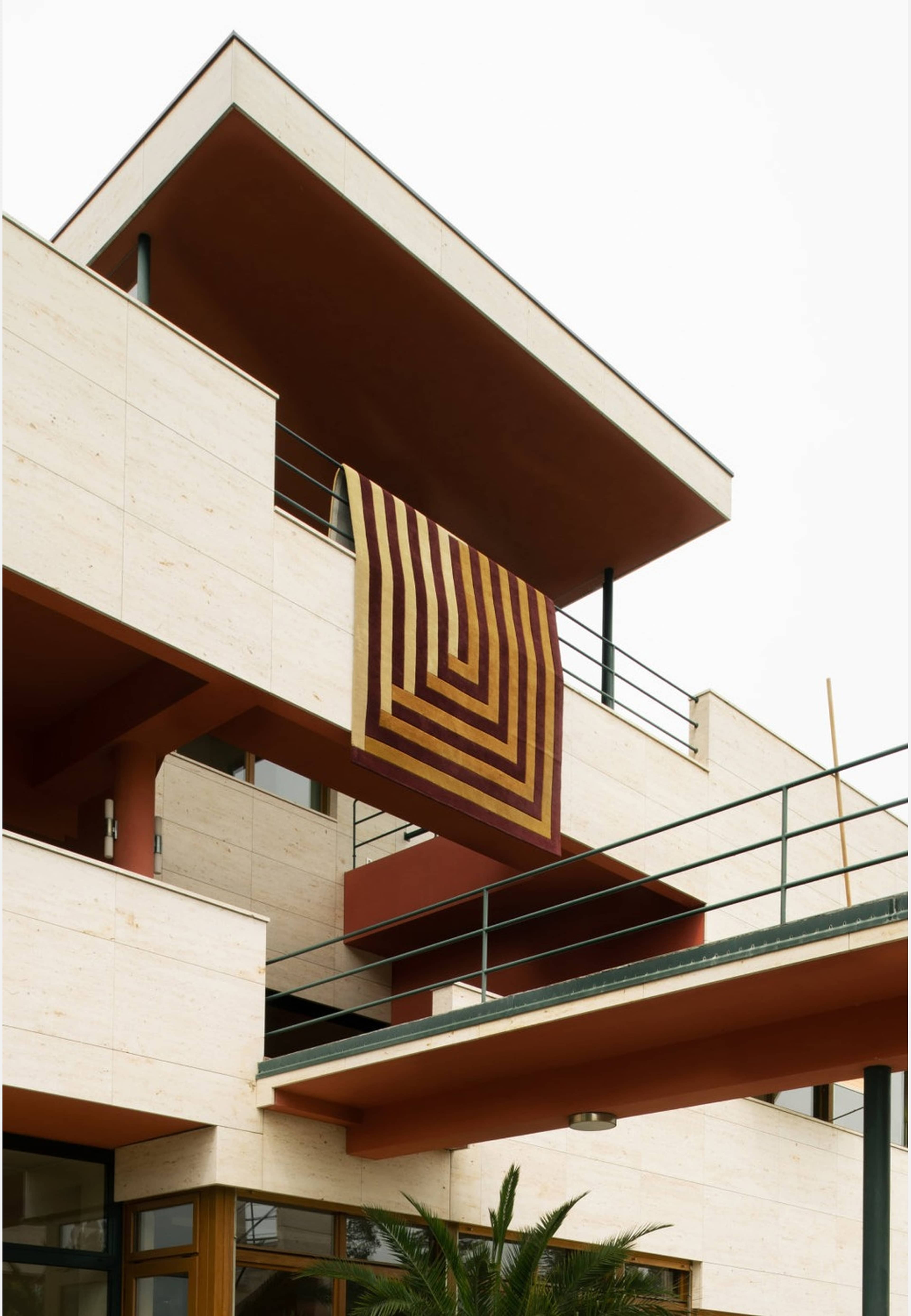 Teklan Labyrinth Ullmatta Mulberry Sand, från Layered, i färgen mulberry sand. Klicka för att öppna bilden i stort format