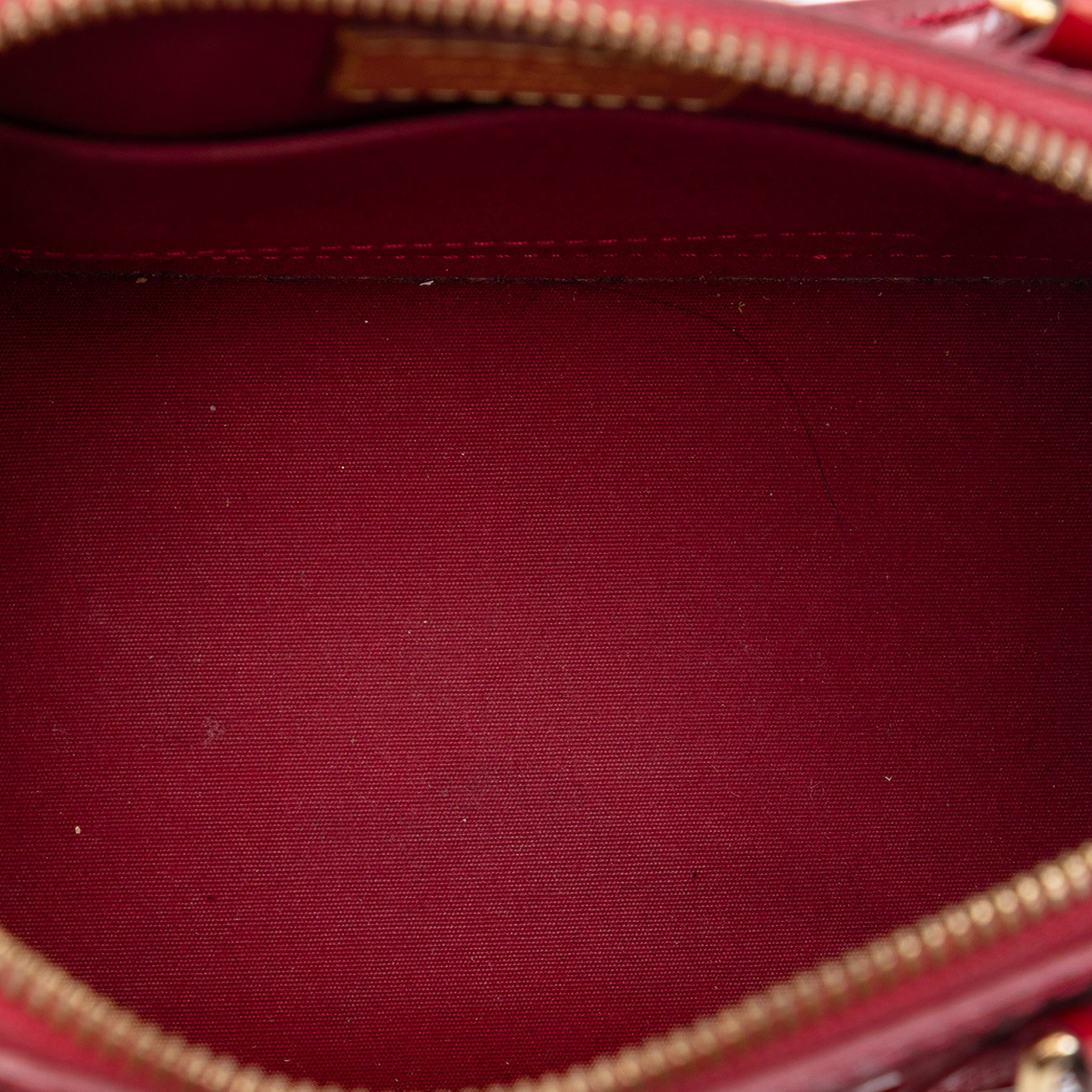 Louis Vuitton Monogram Vernis Alma Bb, från Luxclusif, i färgen red. Klicka för att öppna bilden i stort format