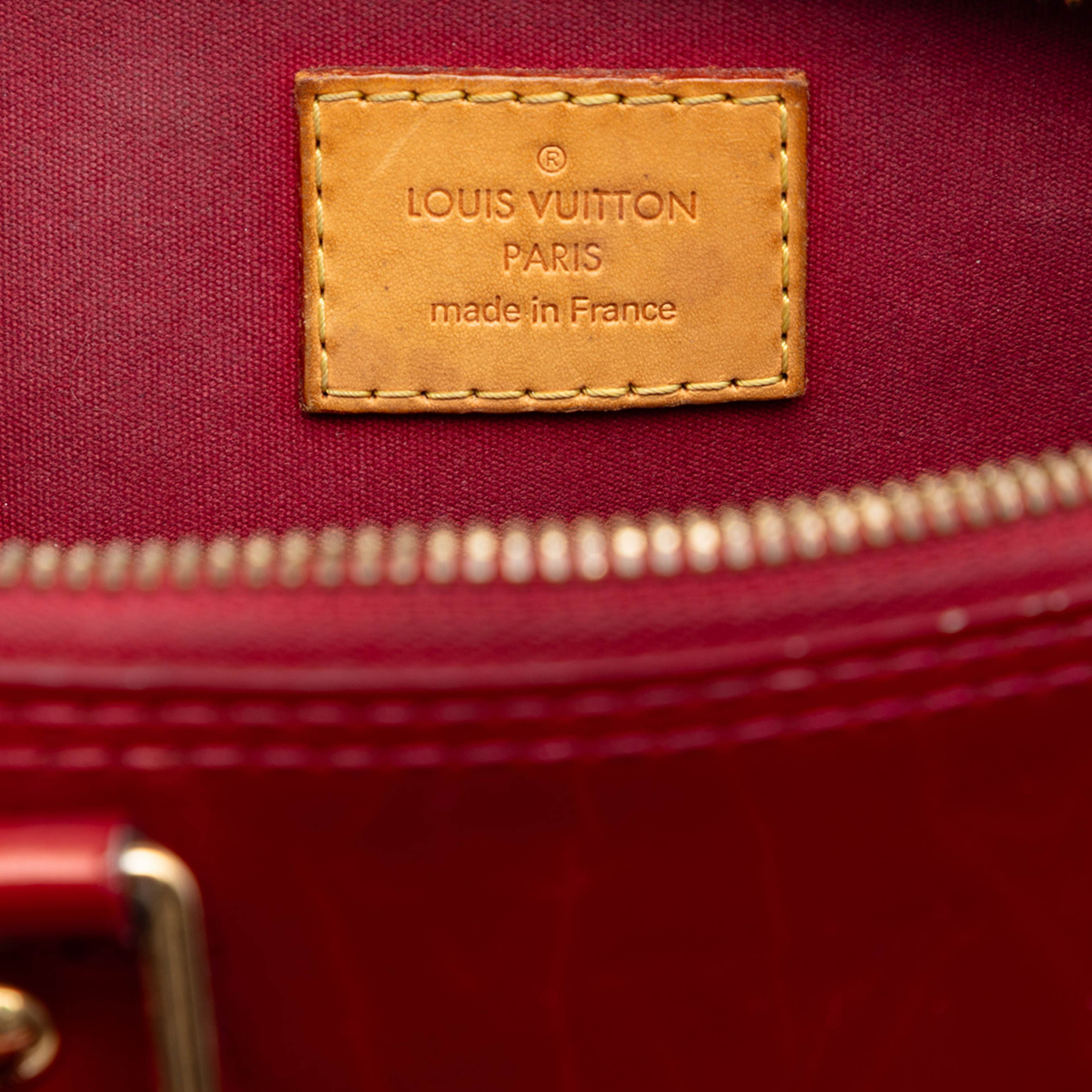 Louis Vuitton Monogram Vernis Alma Bb, från Luxclusif, i färgen röd. Klicka för att öppna bilden i stort format
