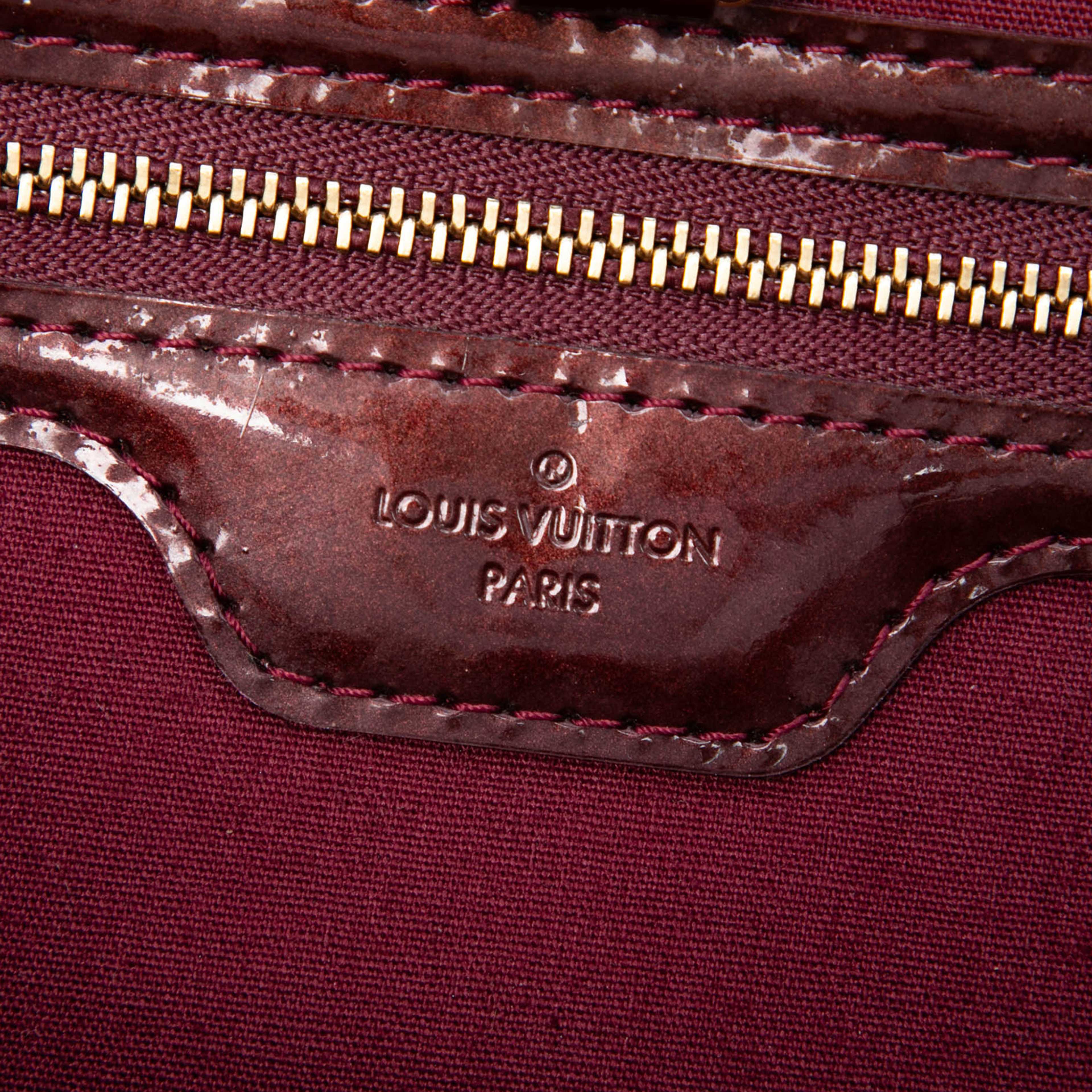 Louis Vuitton Monogram Vernis Wilshire Pm, från Luxclusif, i färgen röd. Klicka för att öppna bilden i stort format