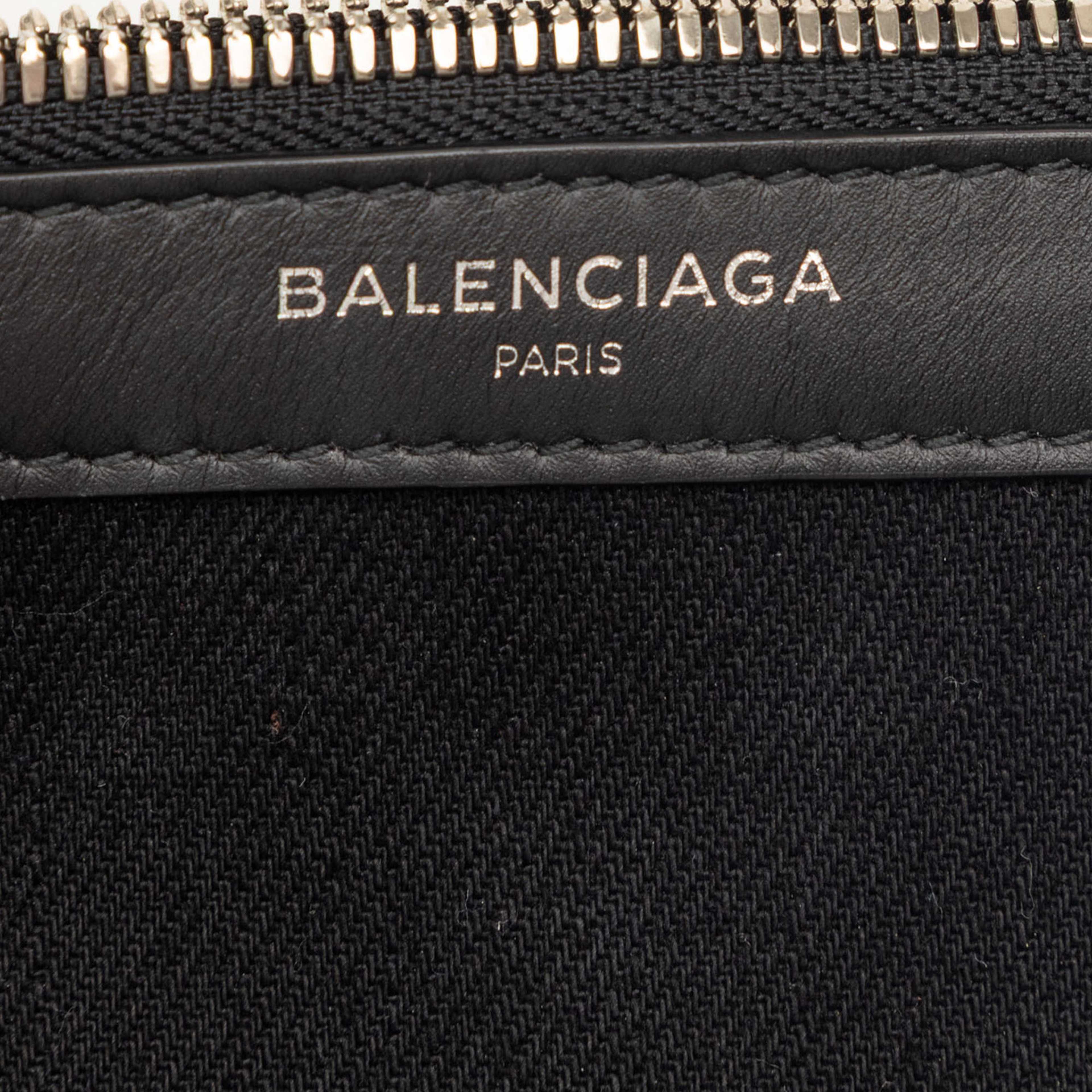 Balenciaga Canvas Navy Cabas Pouch, från Luxclusif, i färgen black. Klicka för att öppna bilden i stort format