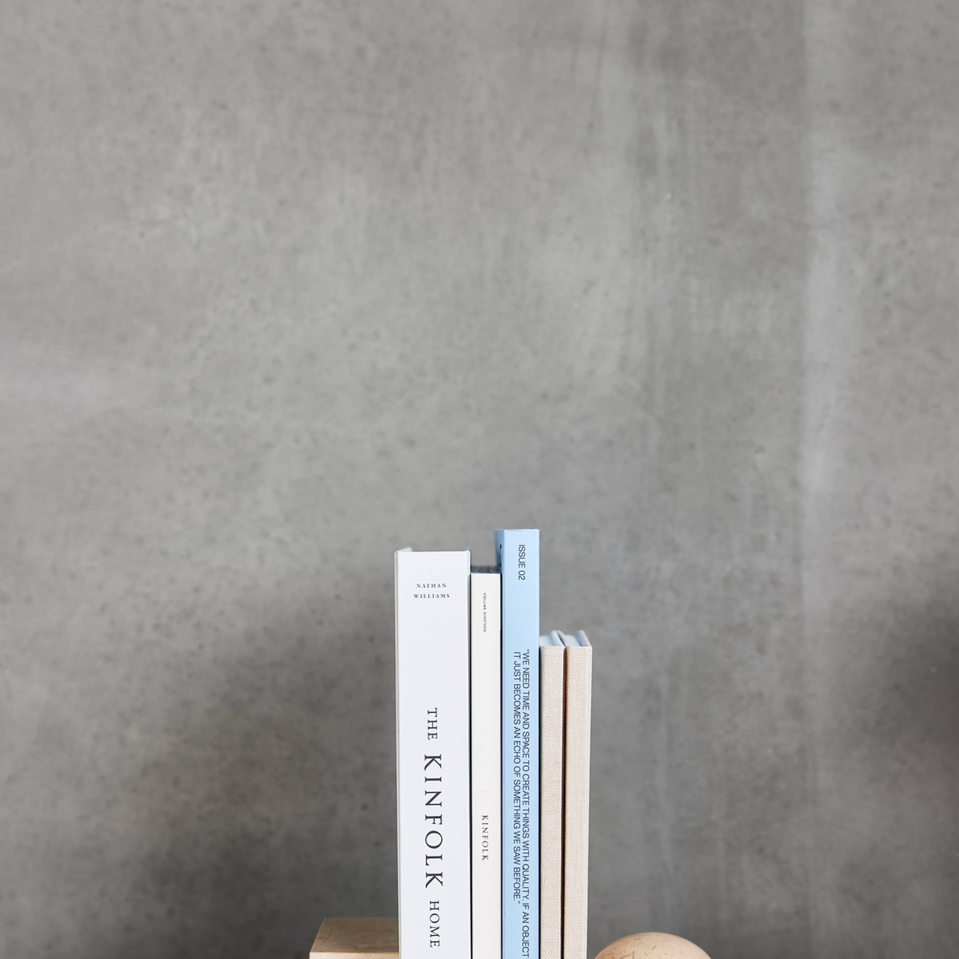 Savi Marble Bookend - Round, från OYOY Living, i färgen beige. Klicka för att öppna bilden i stort format