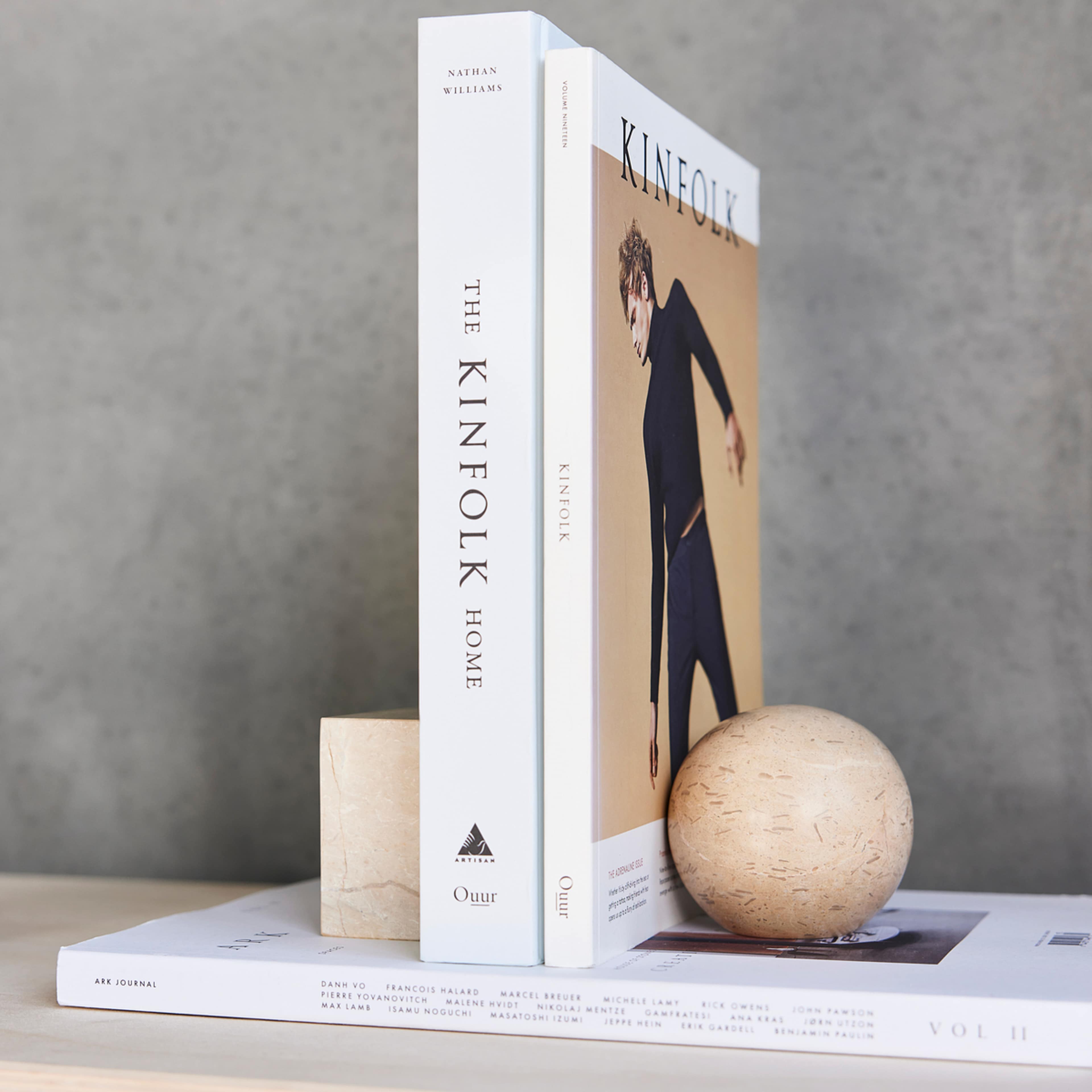 Savi Marble Bookend - Round, från OYOY Living, i färgen beige. Klicka för att öppna bilden i stort format