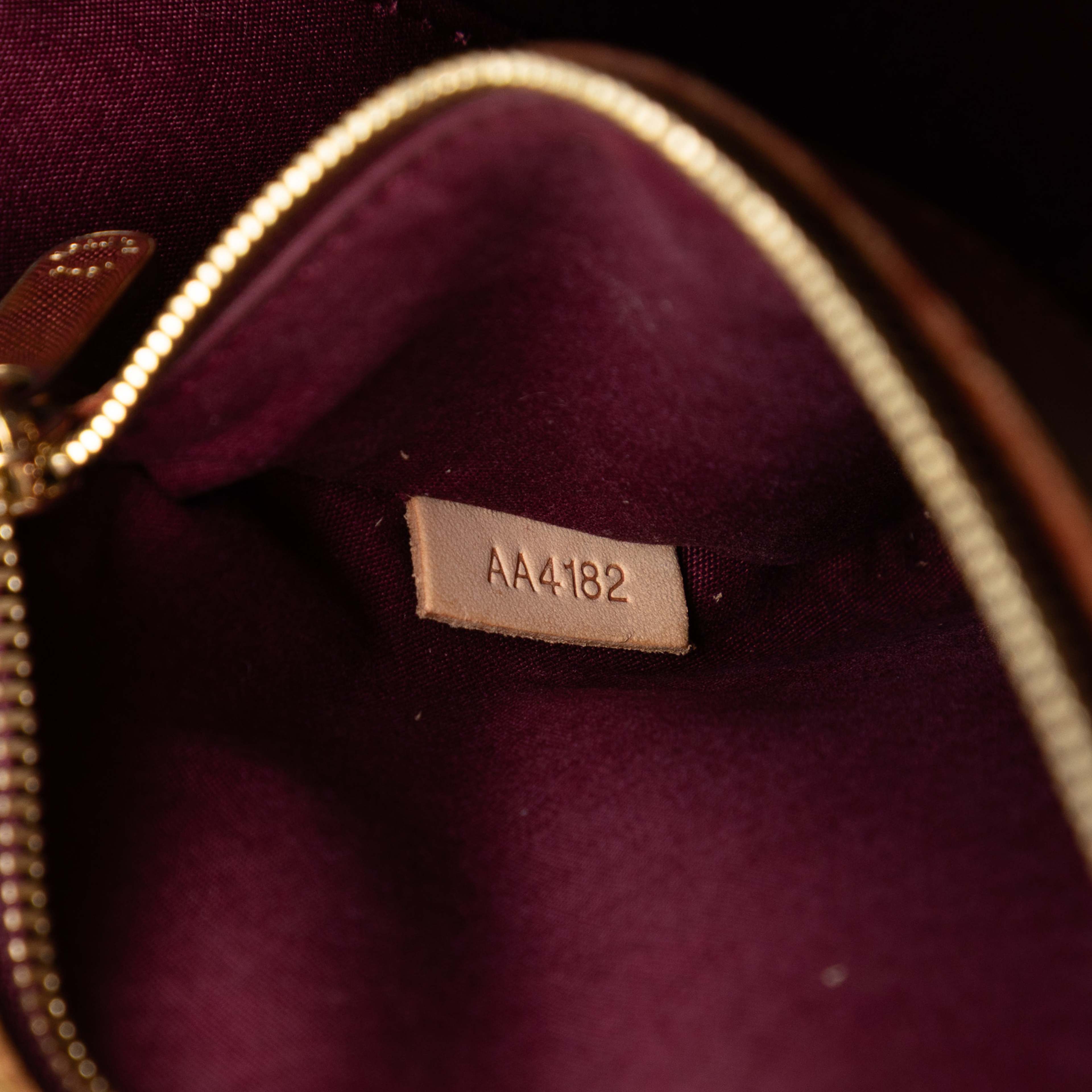 Louis Vuitton Monogram Vernis Brea Mm, från Luxclusif, i färgen purpur. Klicka för att öppna bilden i stort format