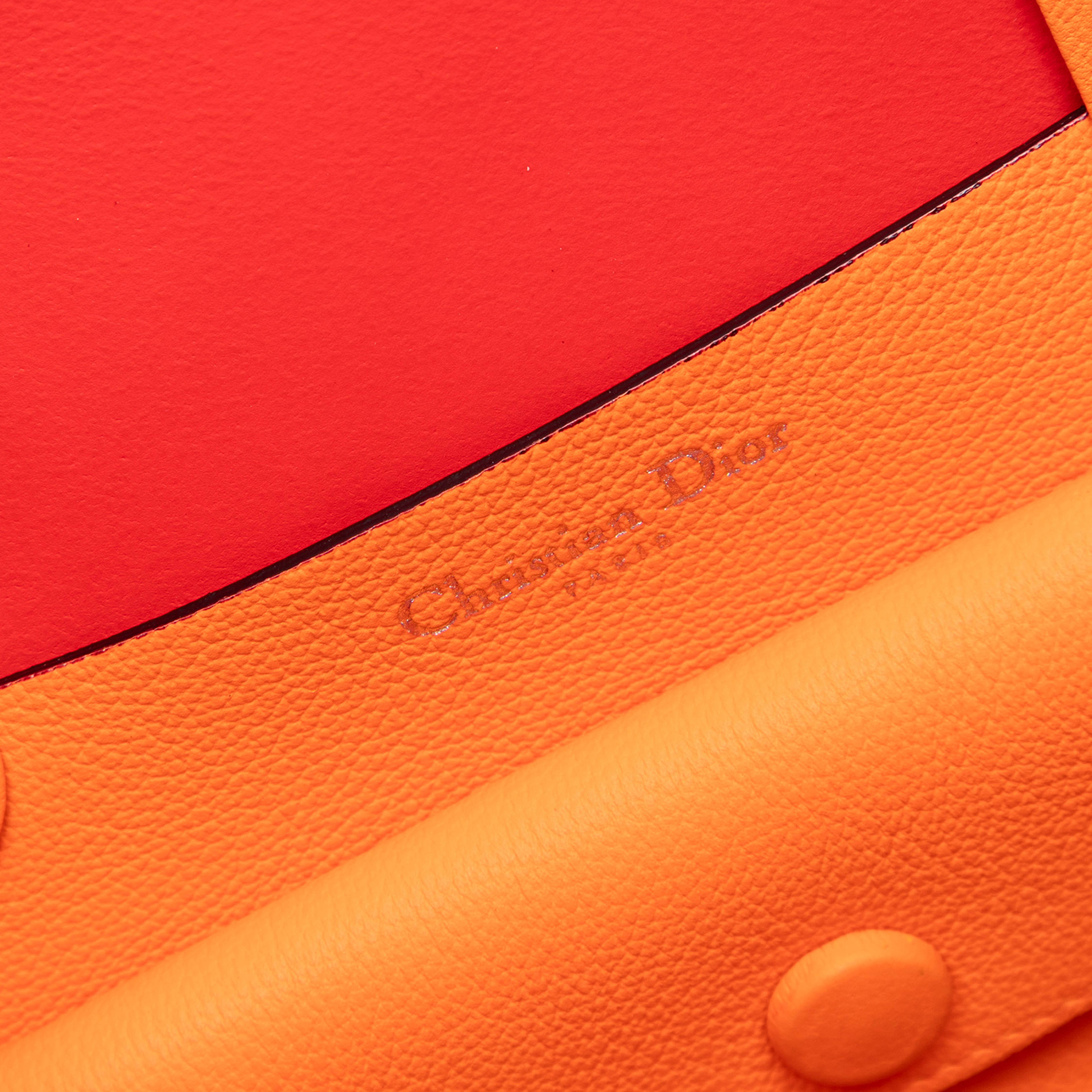Dior Small Supple Grained Calfskin Open Bar Tote, från Luxclusif, i färgen orange. Klicka för att öppna bilden i stort format