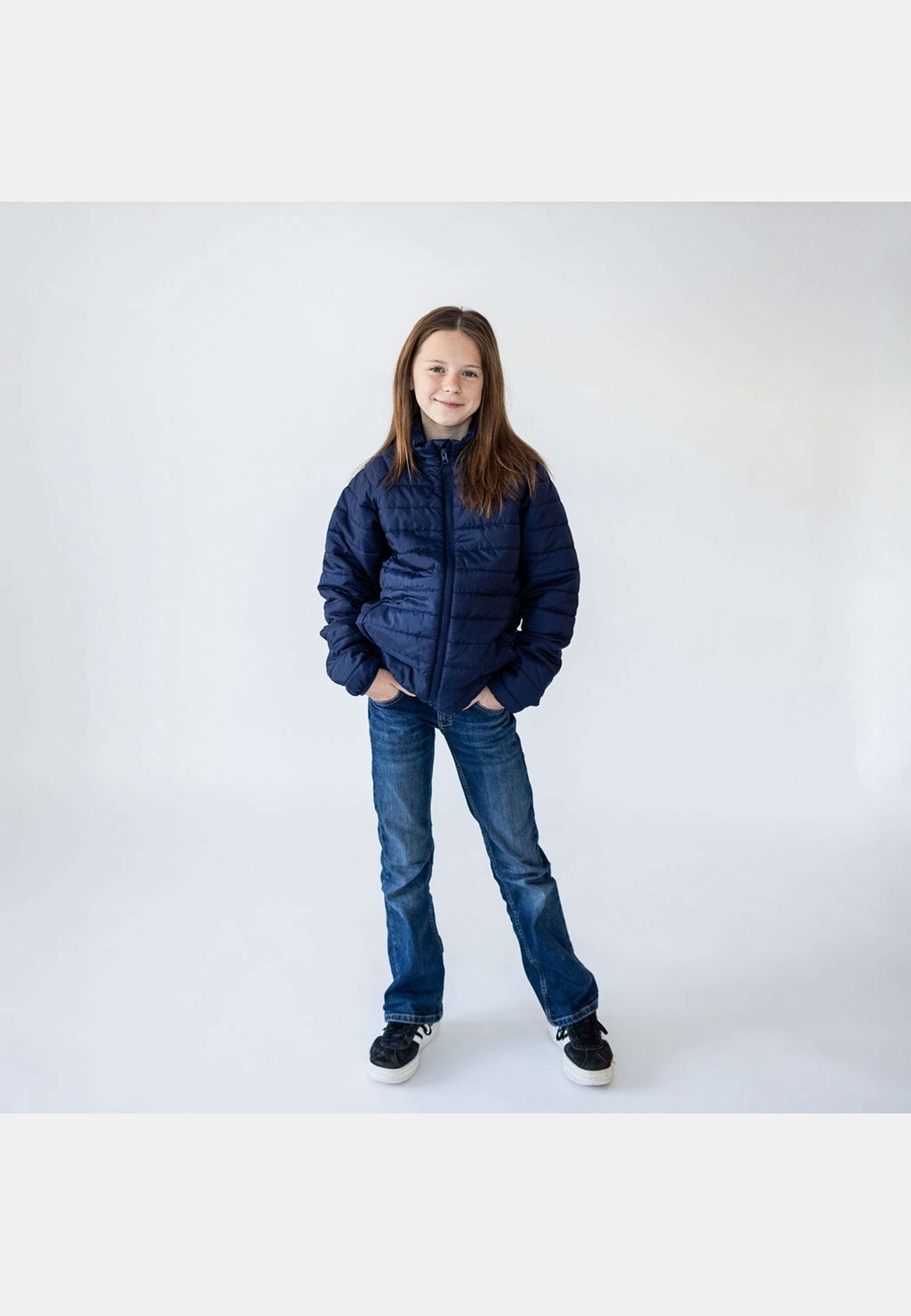 Air Jacket Teens, från ISBJÖRN of Sweden, i färgen navy. Klicka för att öppna bilden i stort format