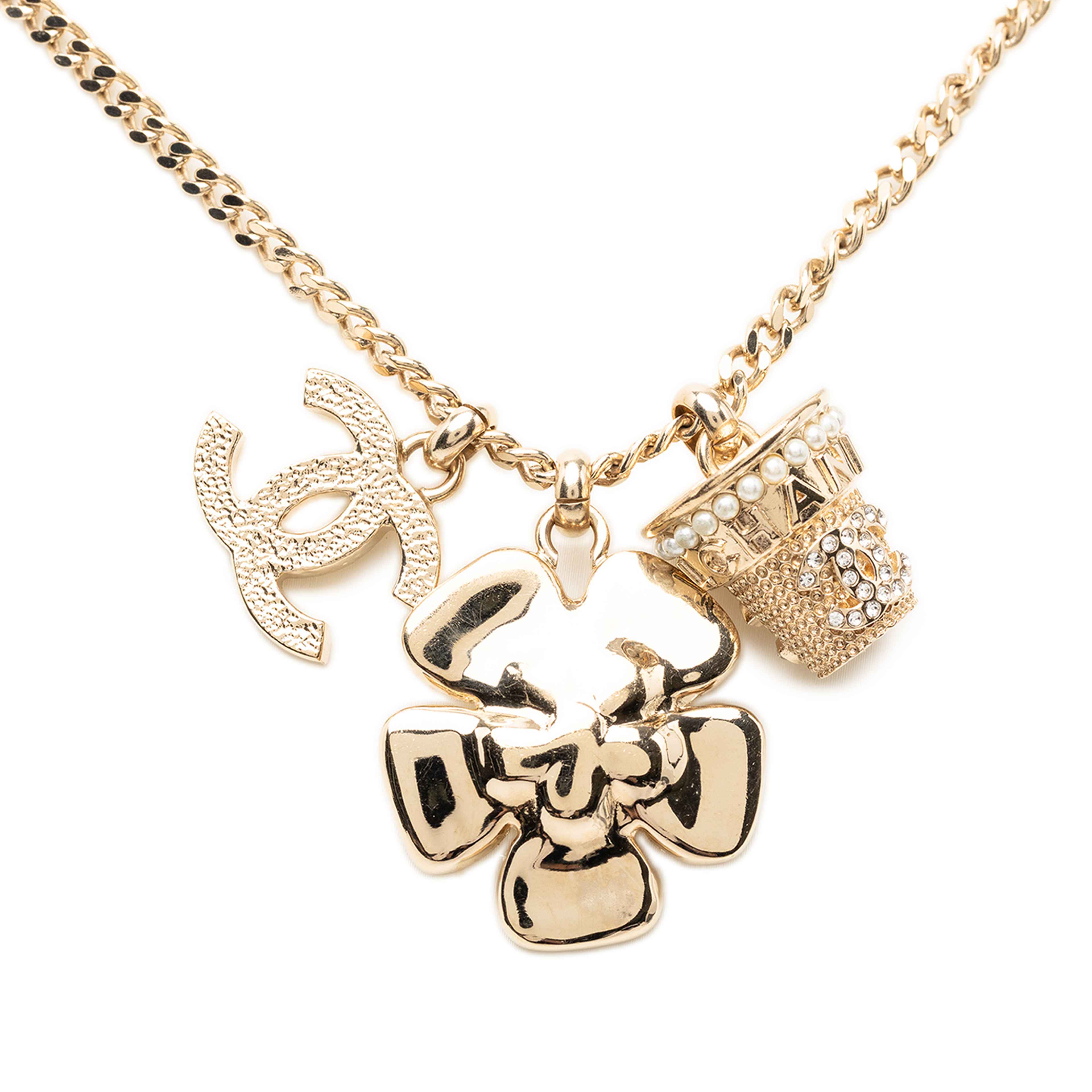 Chanel Cc Gold Plated Strass And Faux Pearl Flower Pendant Necklace, från Luxclusif, i färgen gold. Klicka för att öppna bilden i stort format