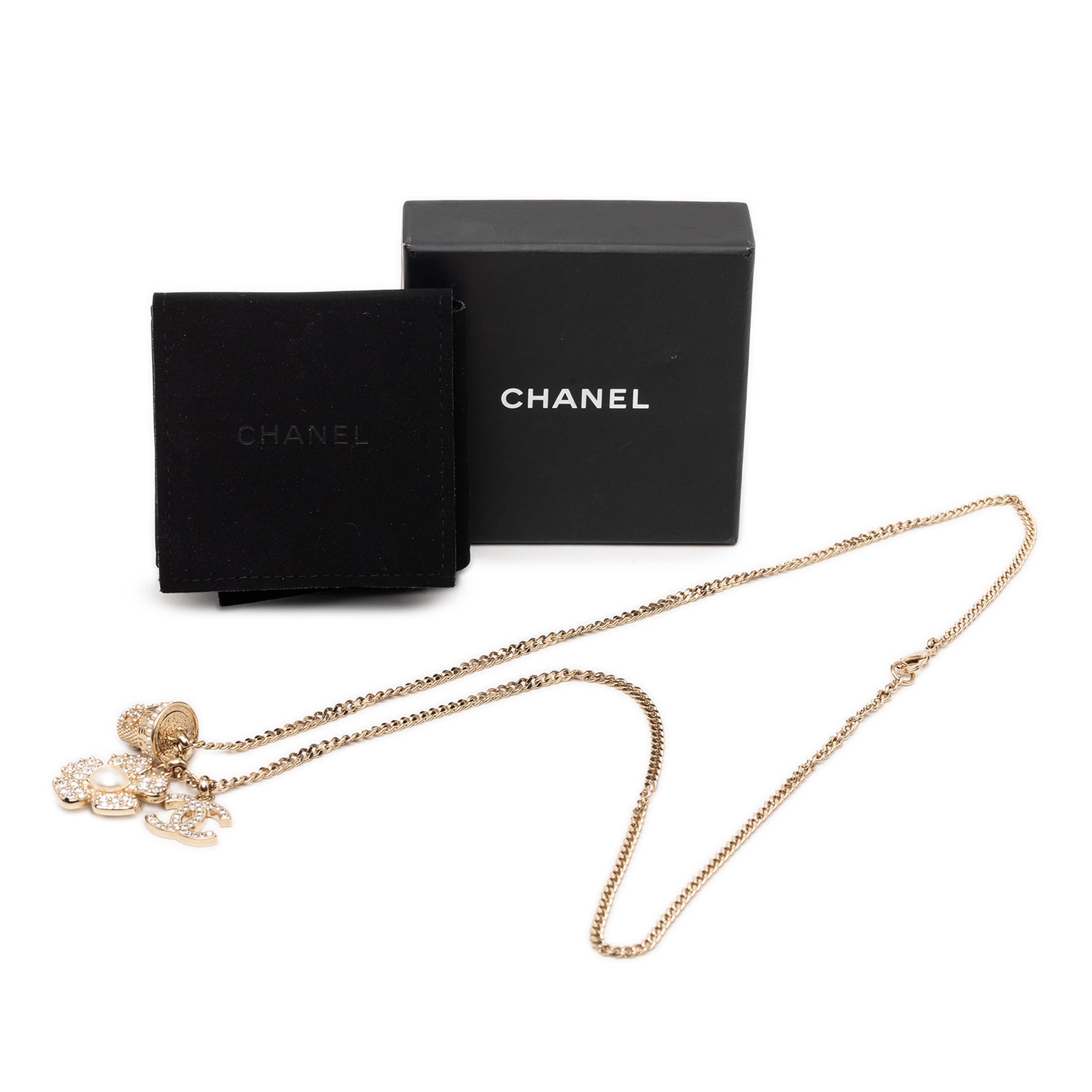 Chanel Cc Gold Plated Strass And Faux Pearl Flower Pendant Necklace, från Luxclusif, i färgen gold. Klicka för att öppna bilden i stort format