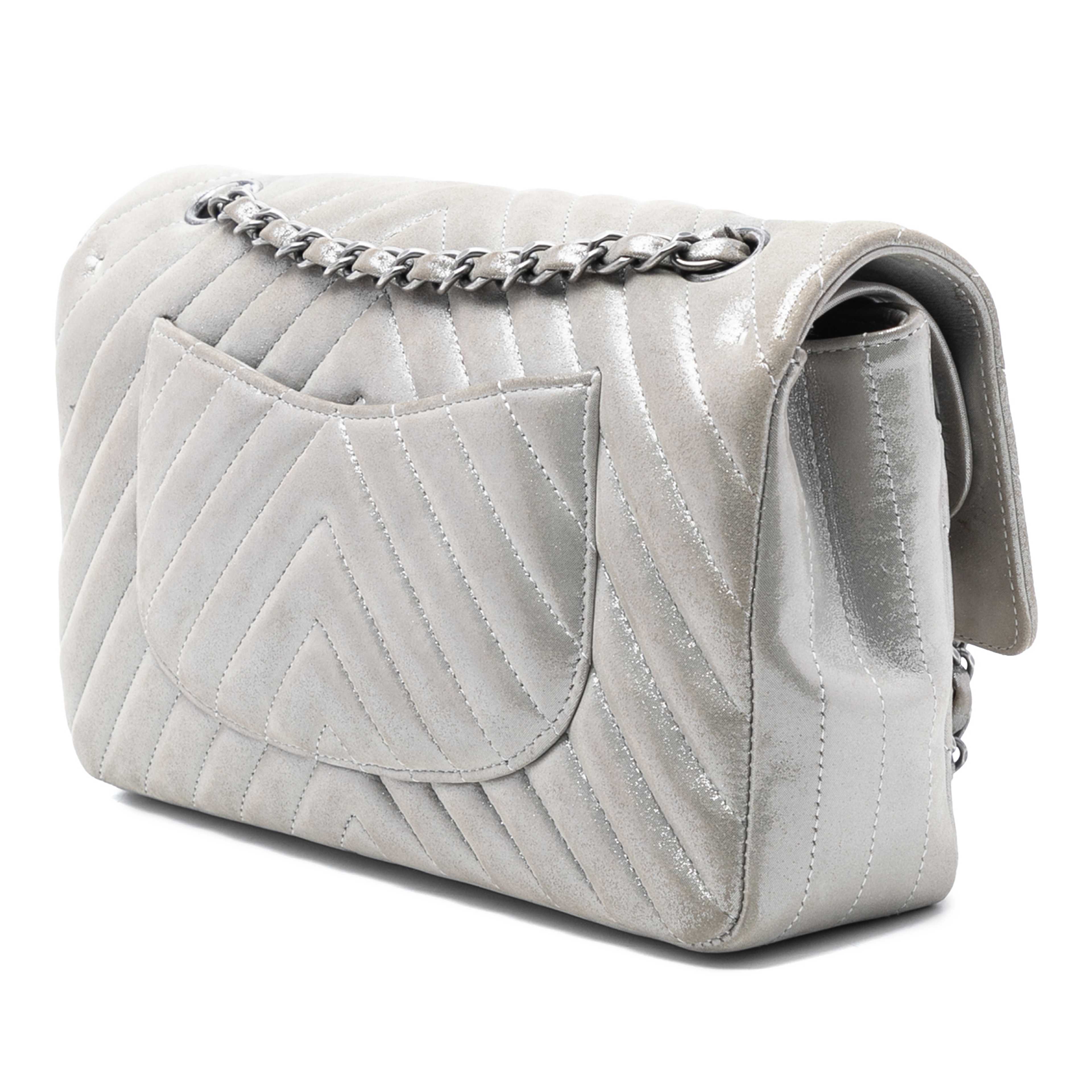 Chanel Medium Classic Chevron Iridescent Lambskin Double Flap, från Luxclusif, i färgen silver. Klicka för att öppna bilden i stort format