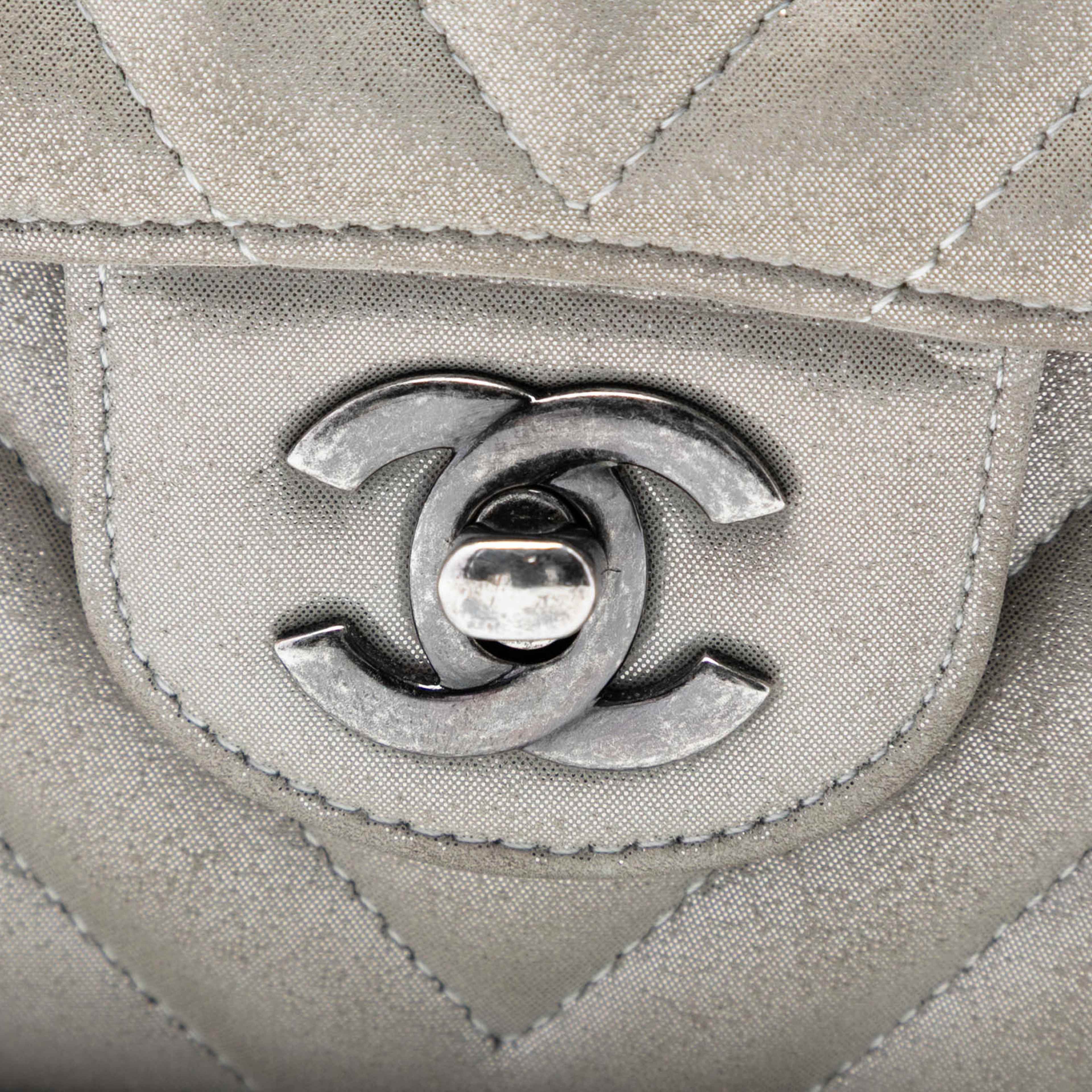 Chanel Medium Classic Chevron Iridescent Lambskin Double Flap, från Luxclusif, i färgen silver. Klicka för att öppna bilden i stort format
