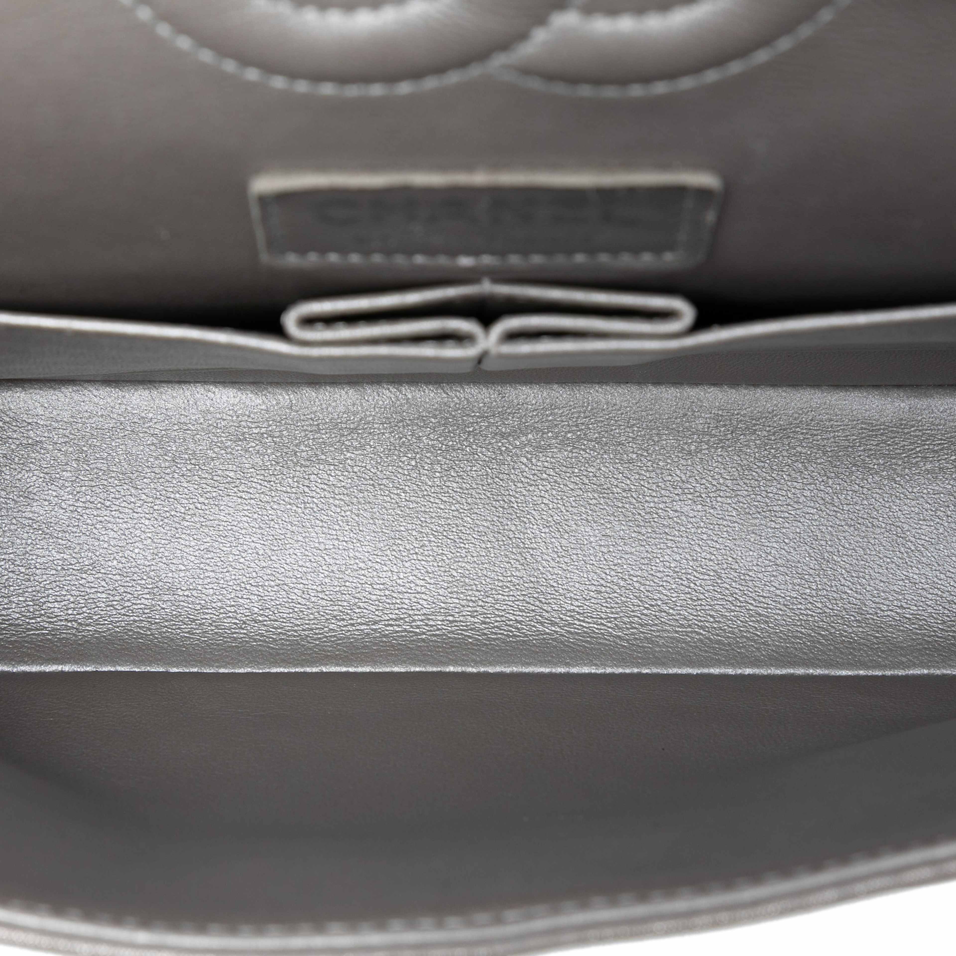 Chanel Medium Classic Chevron Iridescent Lambskin Double Flap, från Luxclusif, i färgen silver. Klicka för att öppna bilden i stort format