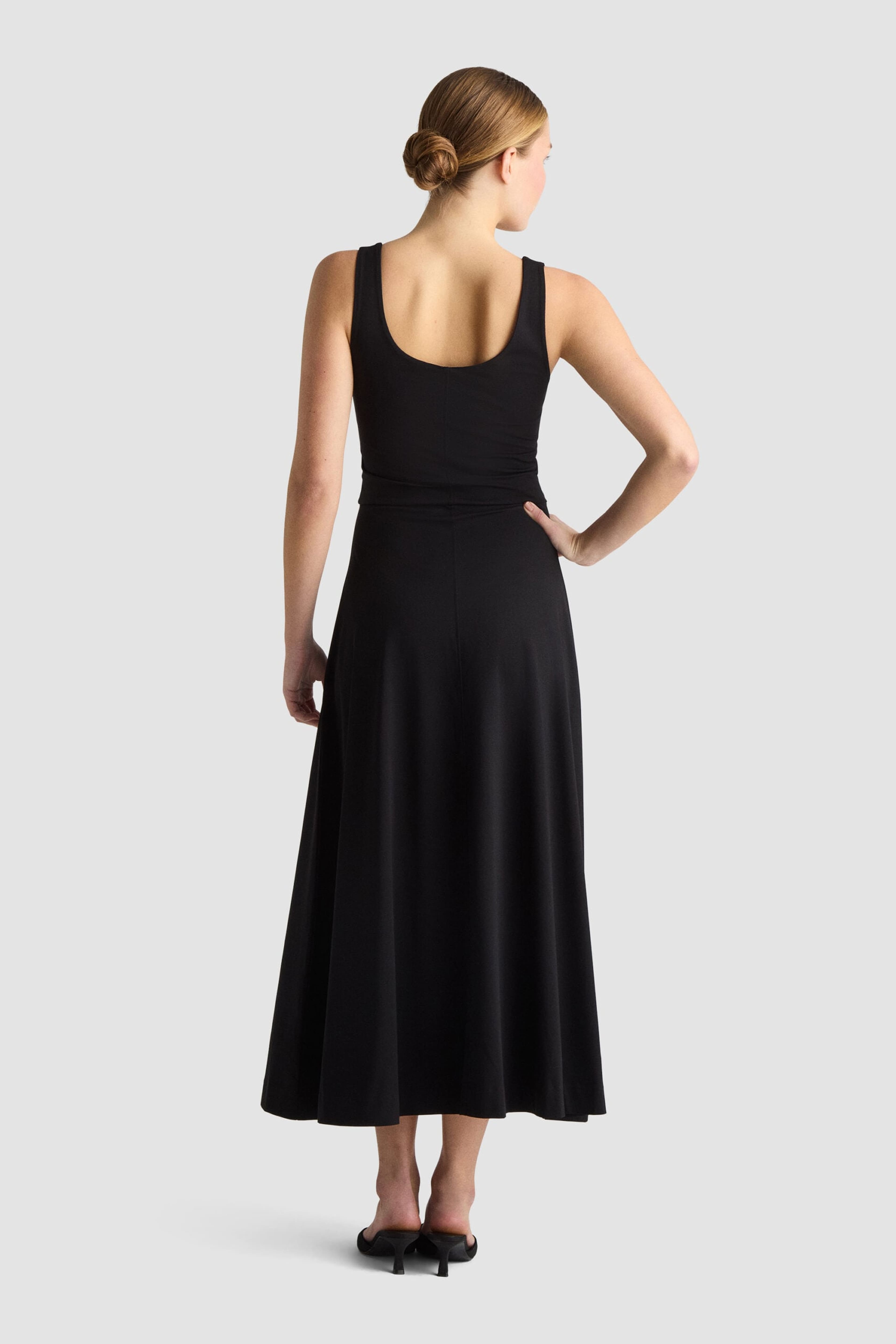 Babba Dress - Black, från Residus, i färgen black. Klicka för att öppna bilden i stort format