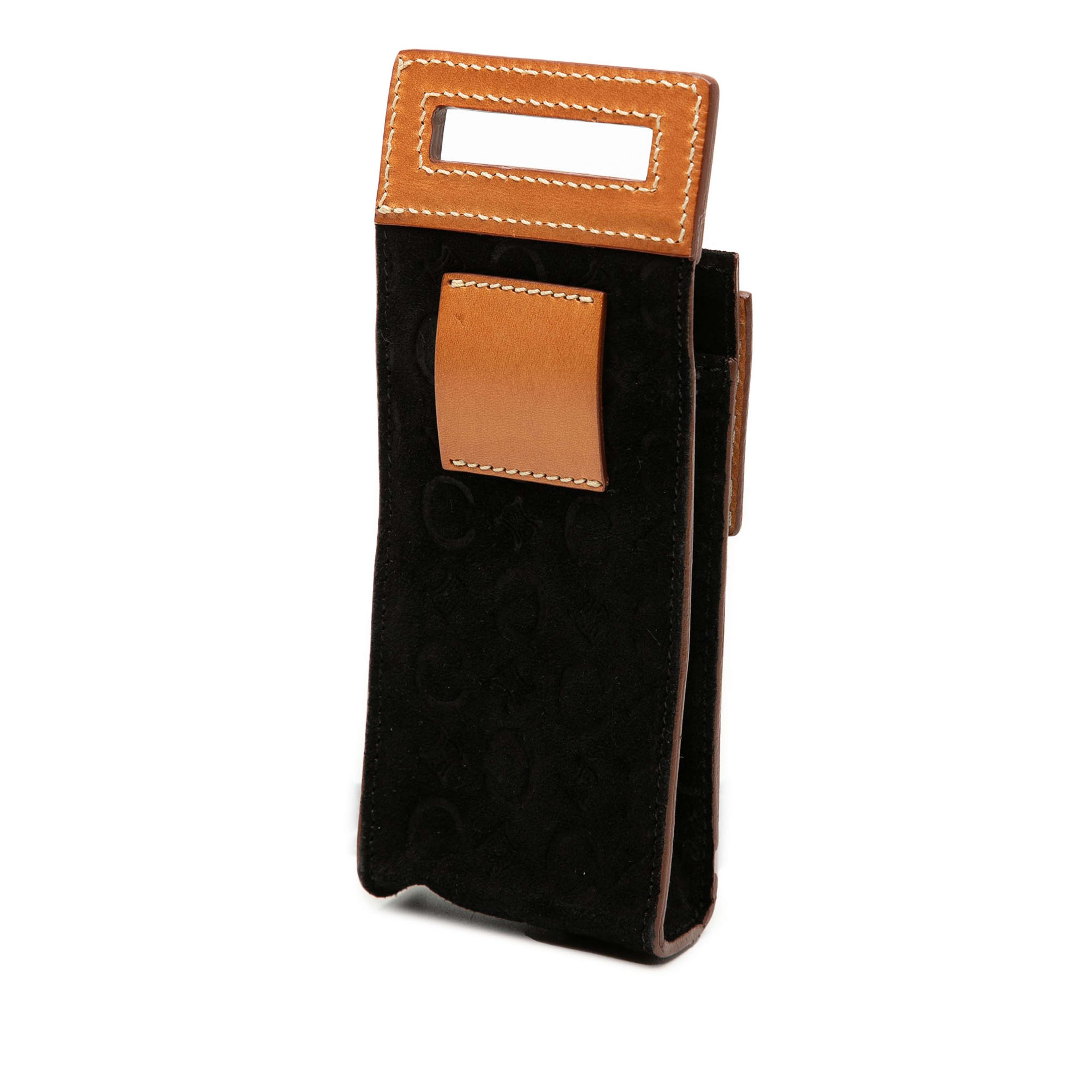 Celine C Macadam Suede Pochette Crossbody, från Luxclusif, i färgen black. Klicka för att öppna bilden i stort format